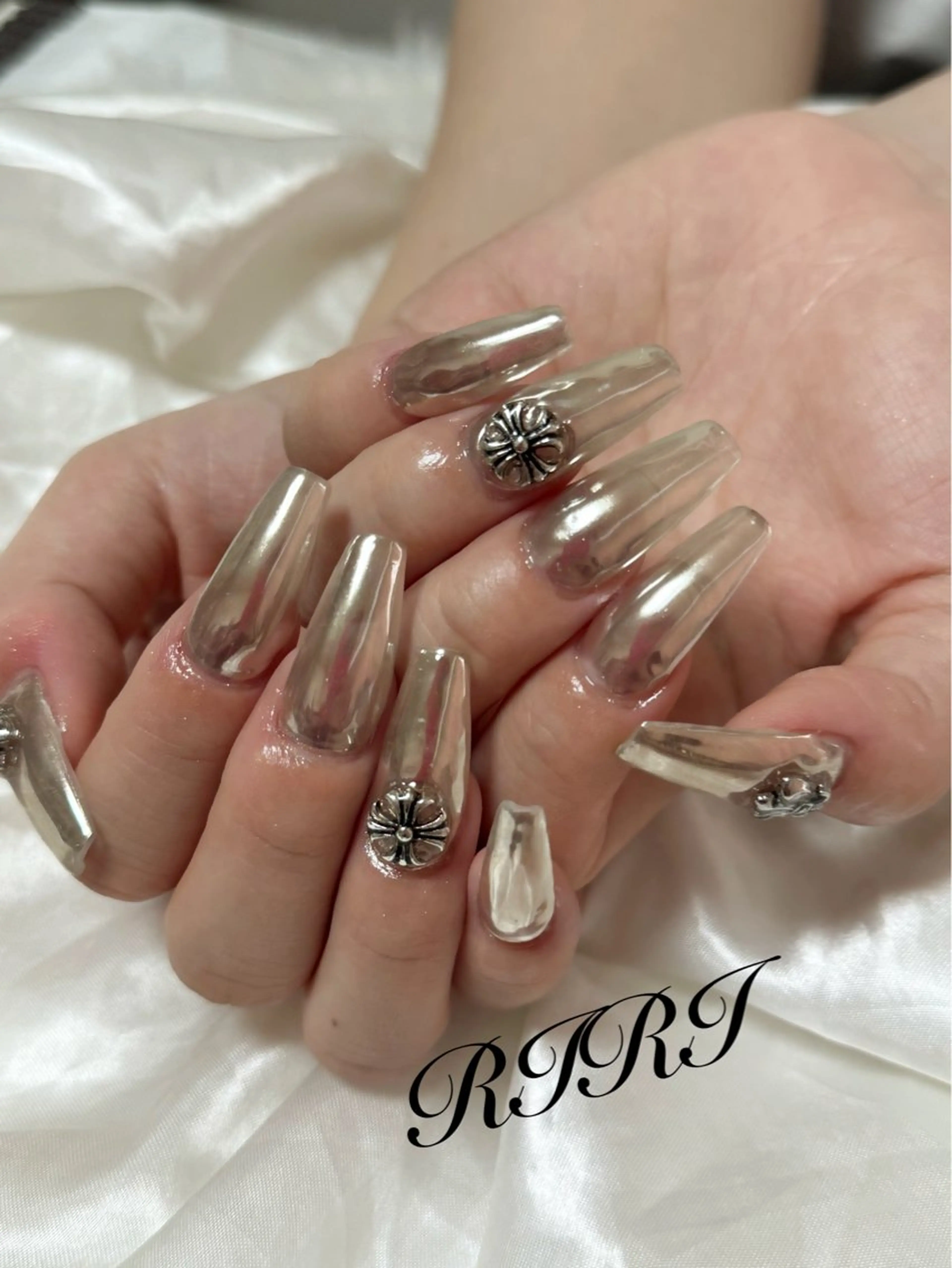 ネイル ジェルネイル ロングネイル ミラーネイル スカルプネイル シルバー ハンドネイル riri オーナーのネイルデザイン