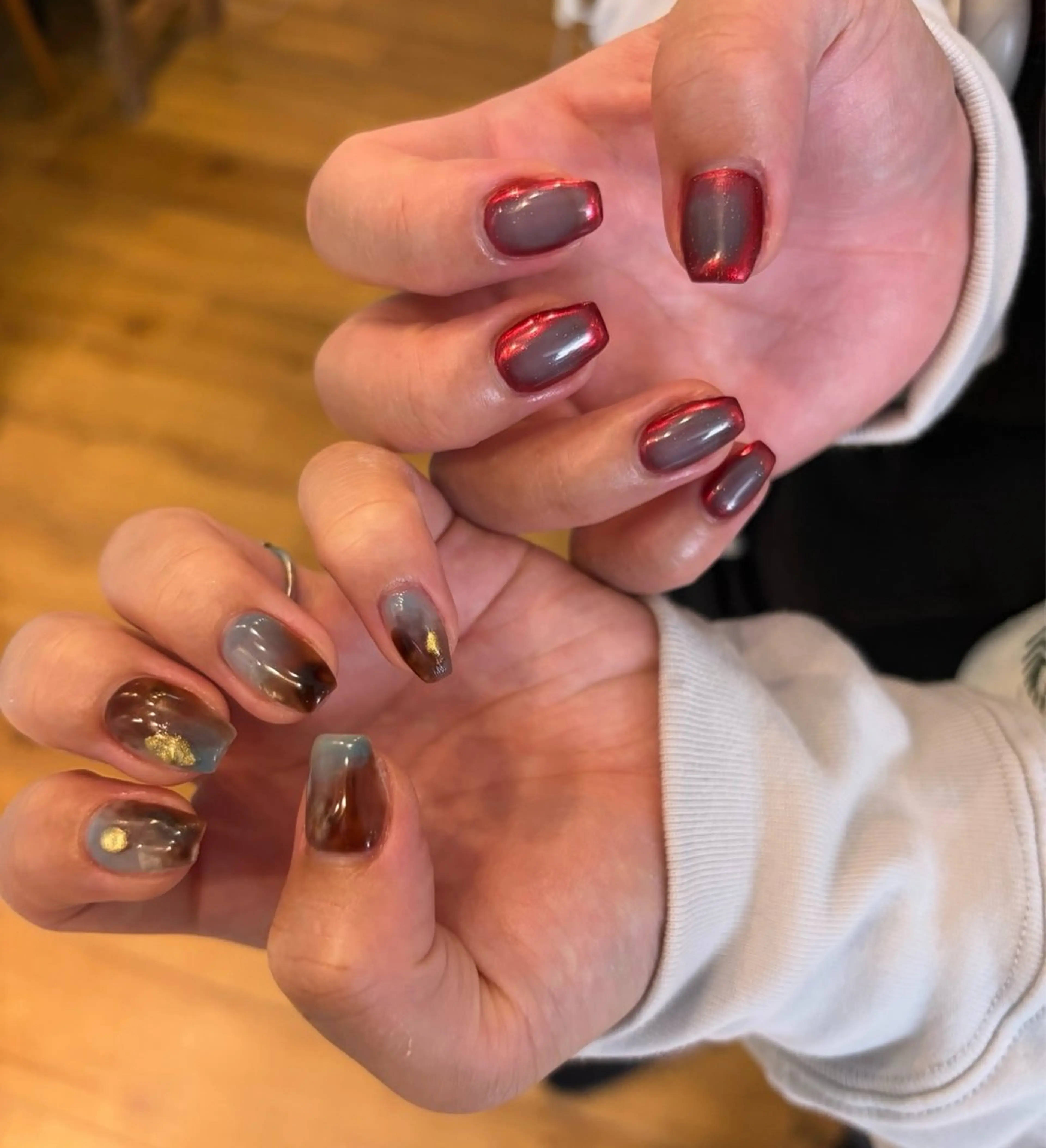 ネイル ミラーネイル ニュアンスネイル 赤色 ハンドネイル NailLife🌿 矢場町Maiアートのネイルデザイン