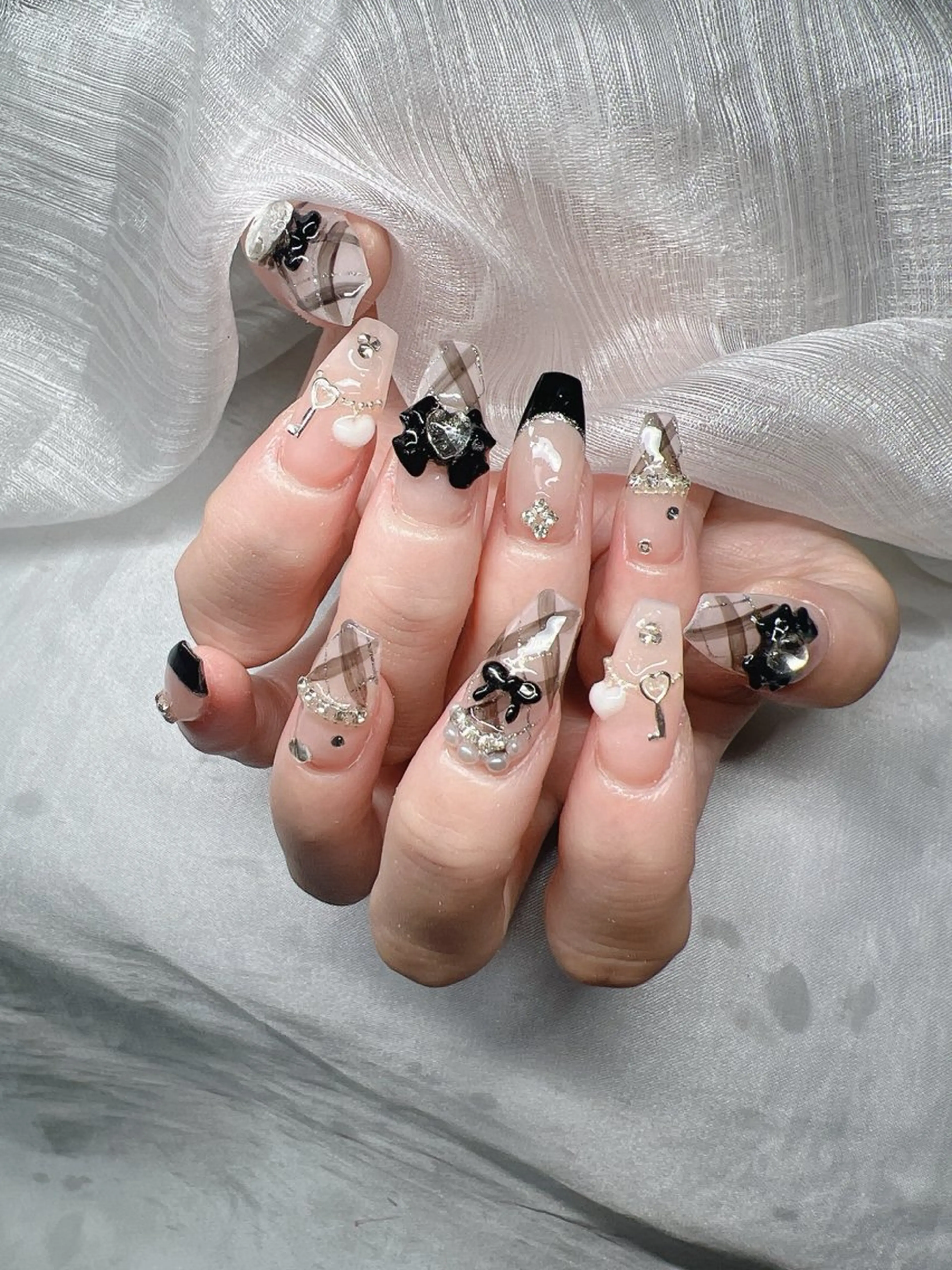 ネイル 長さ出し グラデーション 卒業式 キラキラネイル マグネットネイル ハンドネイル Lee Nailsのネイルデザイン