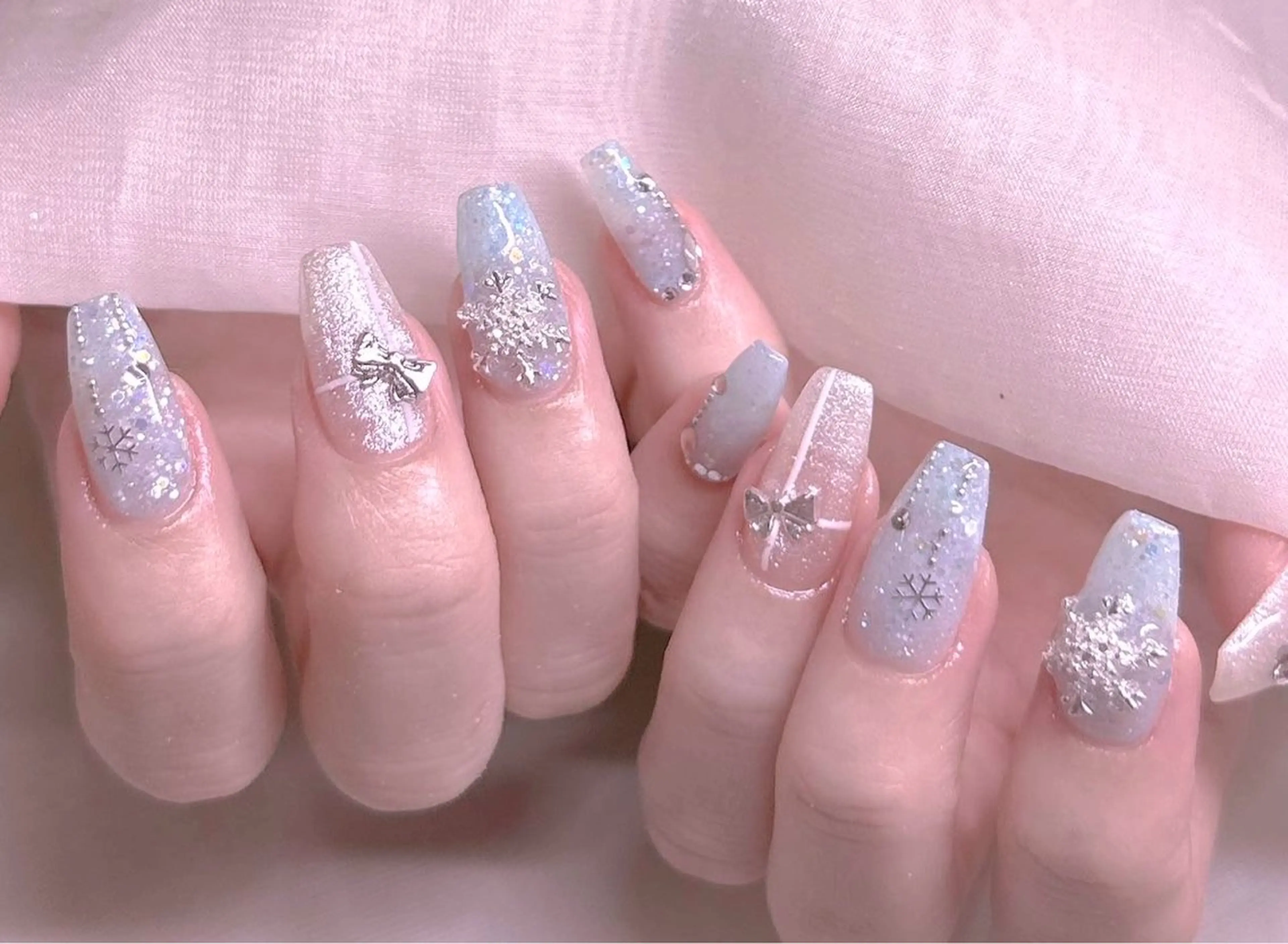 ネイル ブルー チークネイル フレンチネイル ハート ホログラムネイル 美爪パラジェル導入店 Sunnilyのネイルデザイン