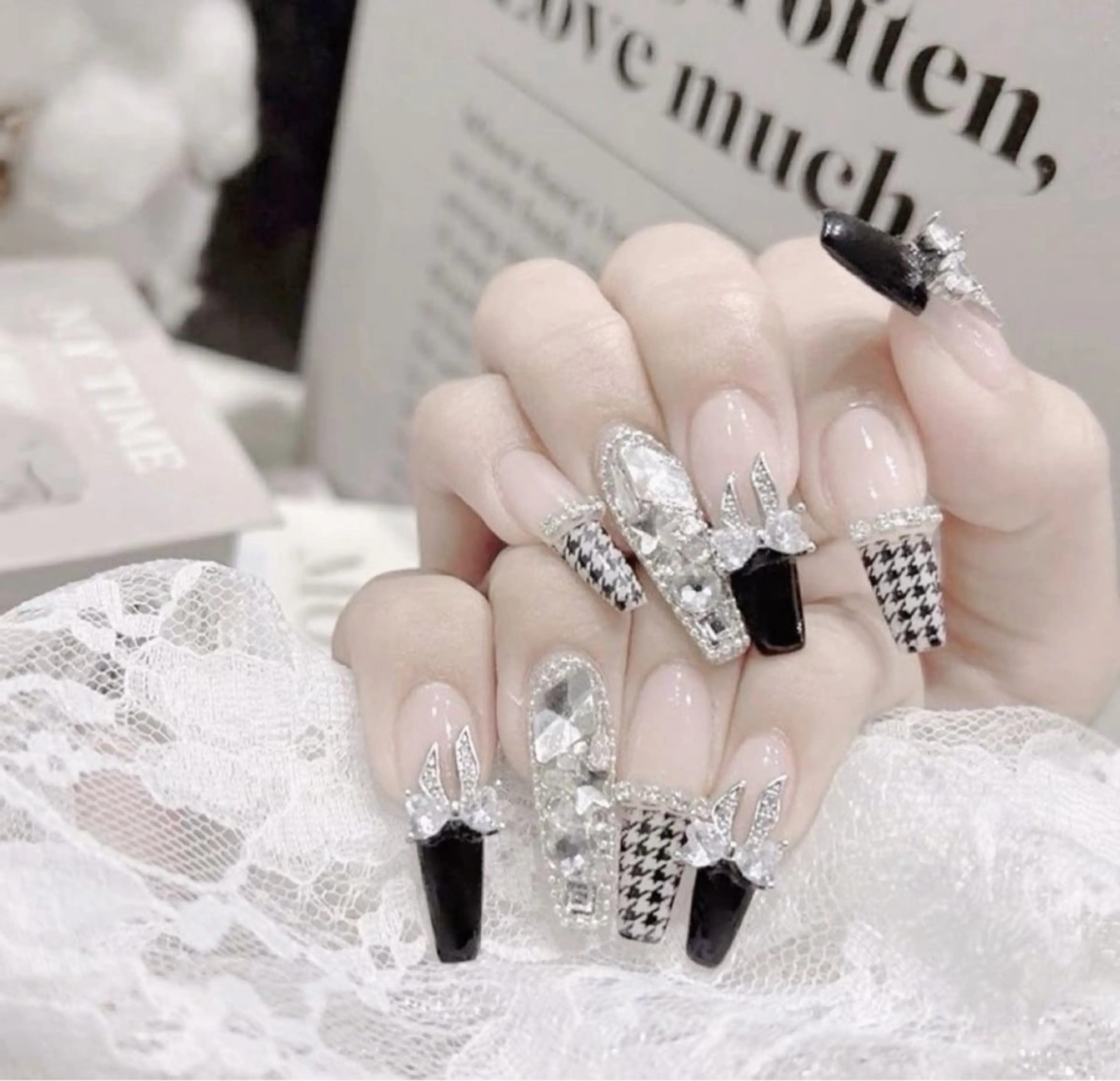 ネイル アートネイル ジェルネイル ガーリー キラキラネイル Nihonthy Nail 新宿所属・Nihonthy Nail 新宿のネイルデザイン