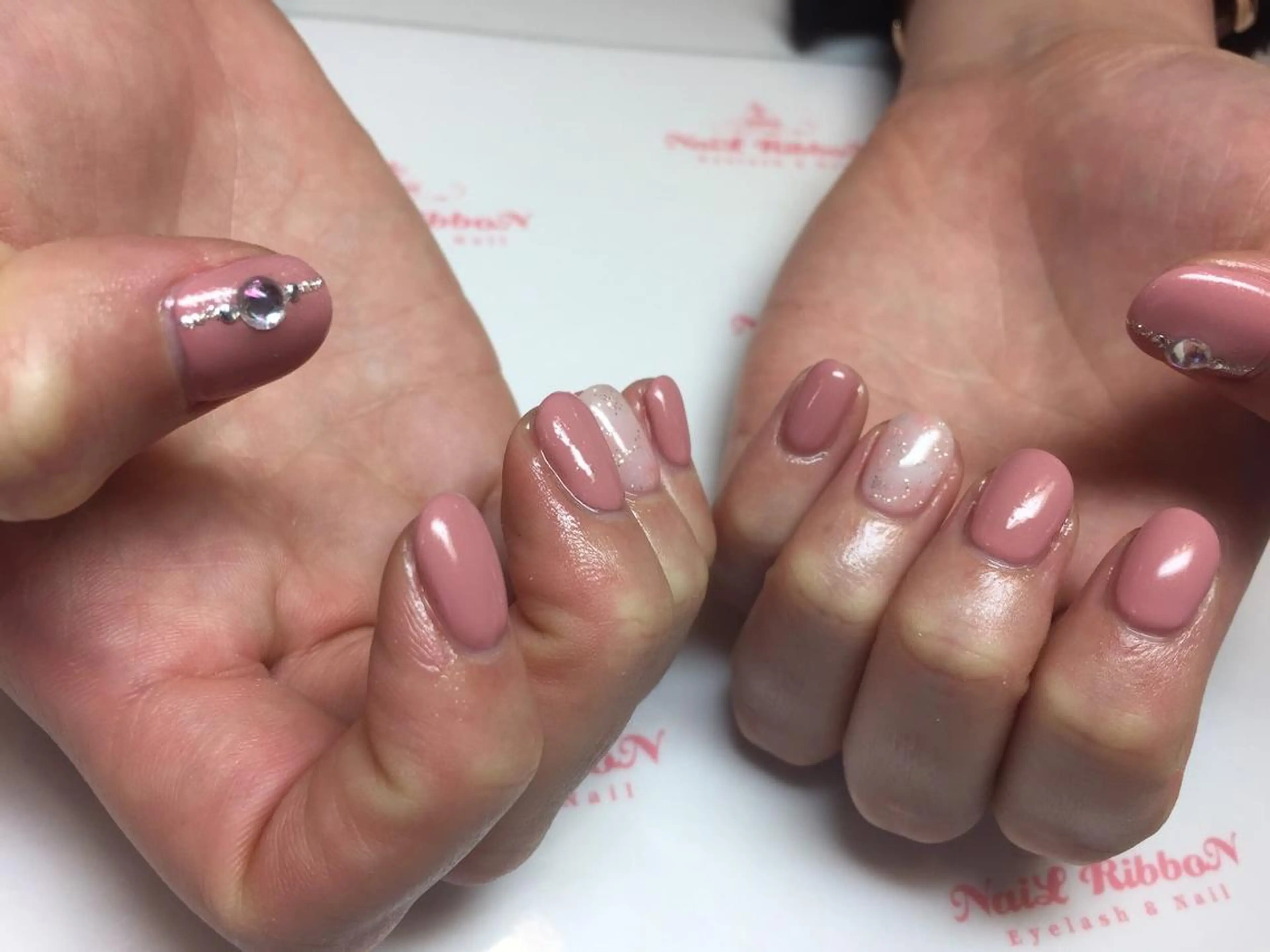 ネイル ネイルリボン 受付スタッフのネイルデザイン