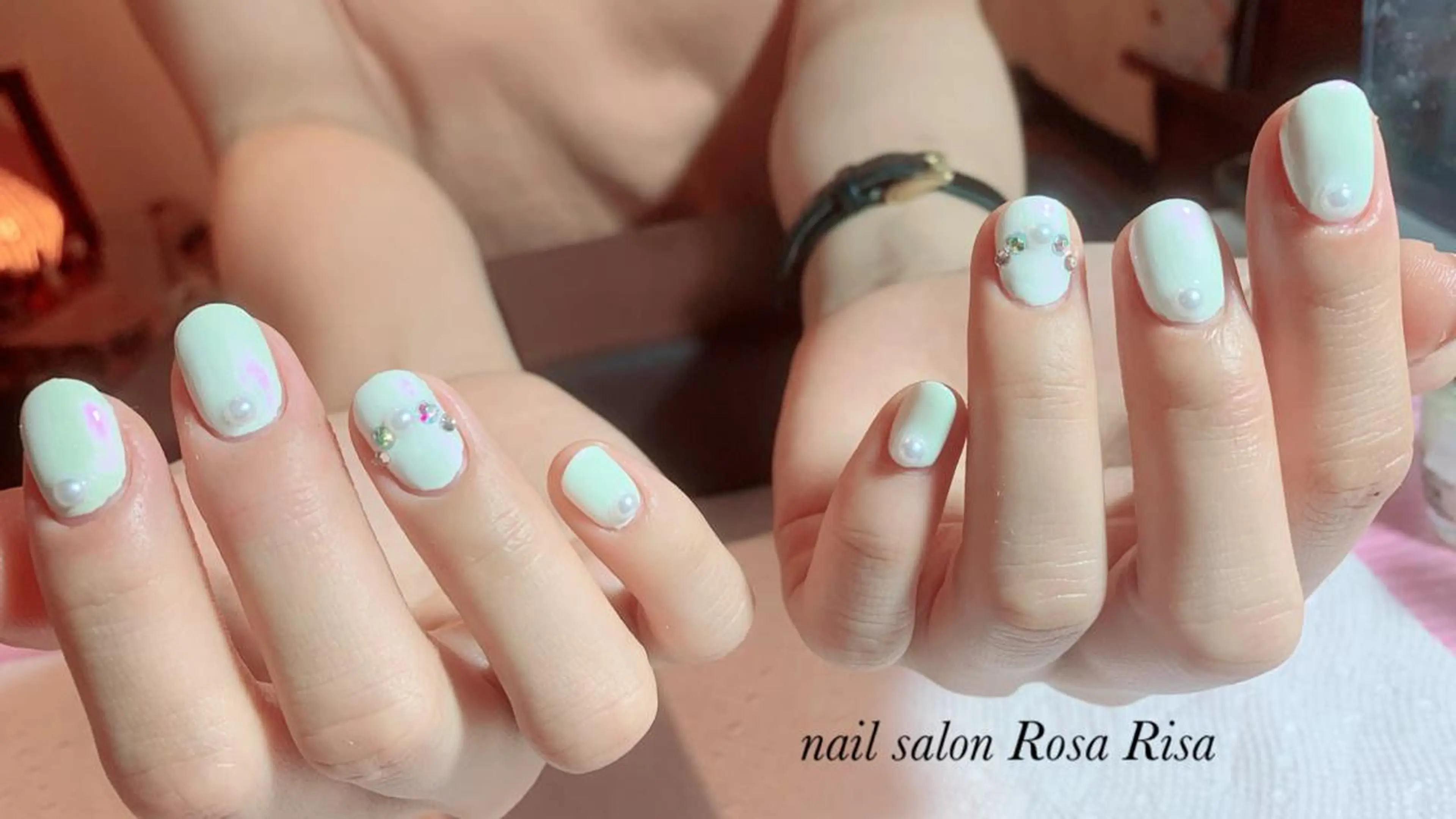 ショート ネイル ホワイト ネイルスタジオ シェイクユアハンズのネイルデザイン