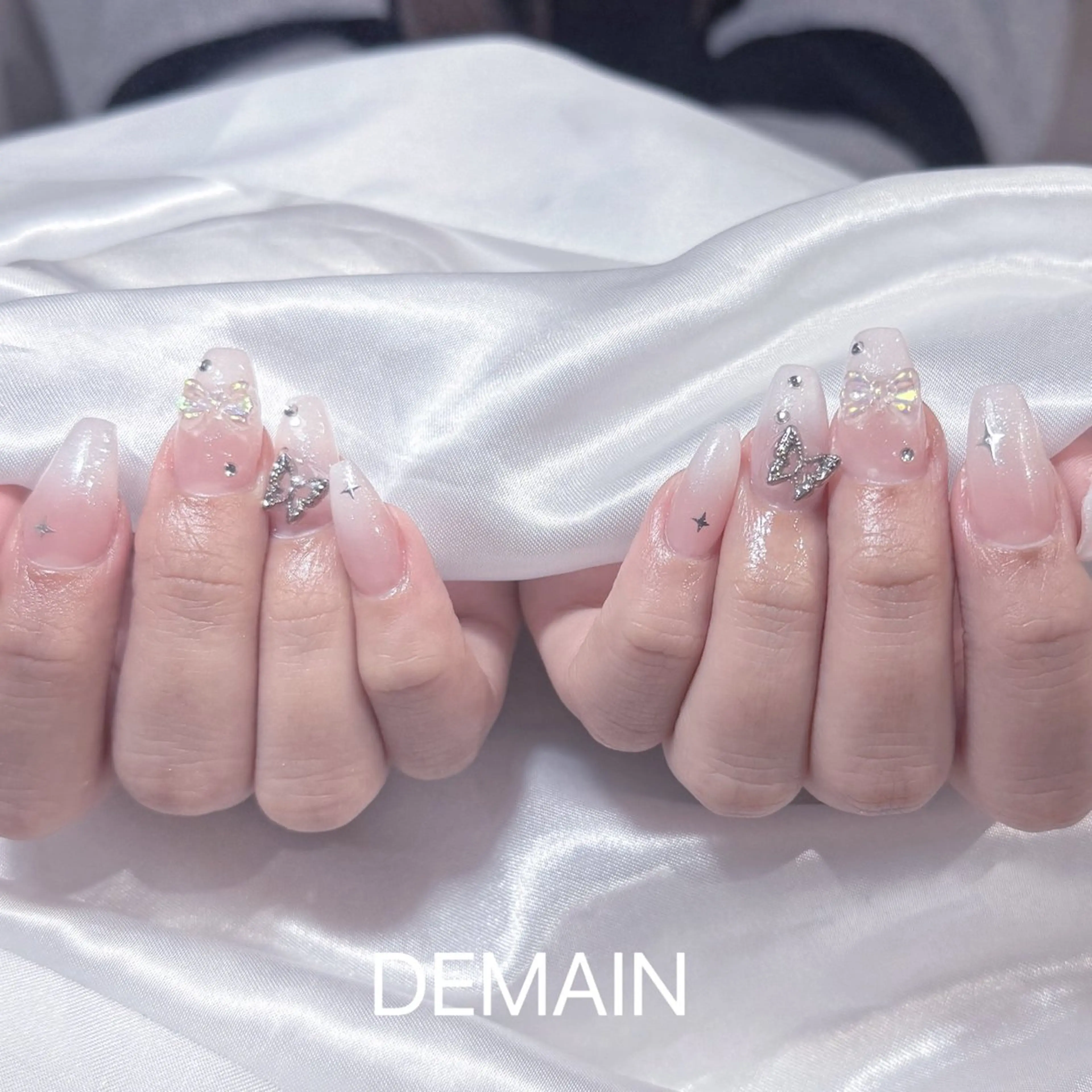 ネイル アートネイル オーロラネイル ガーリー キラキラネイル 韓国ネイル ハンドネイル DEMAIN- 🌸のネイルデザイン