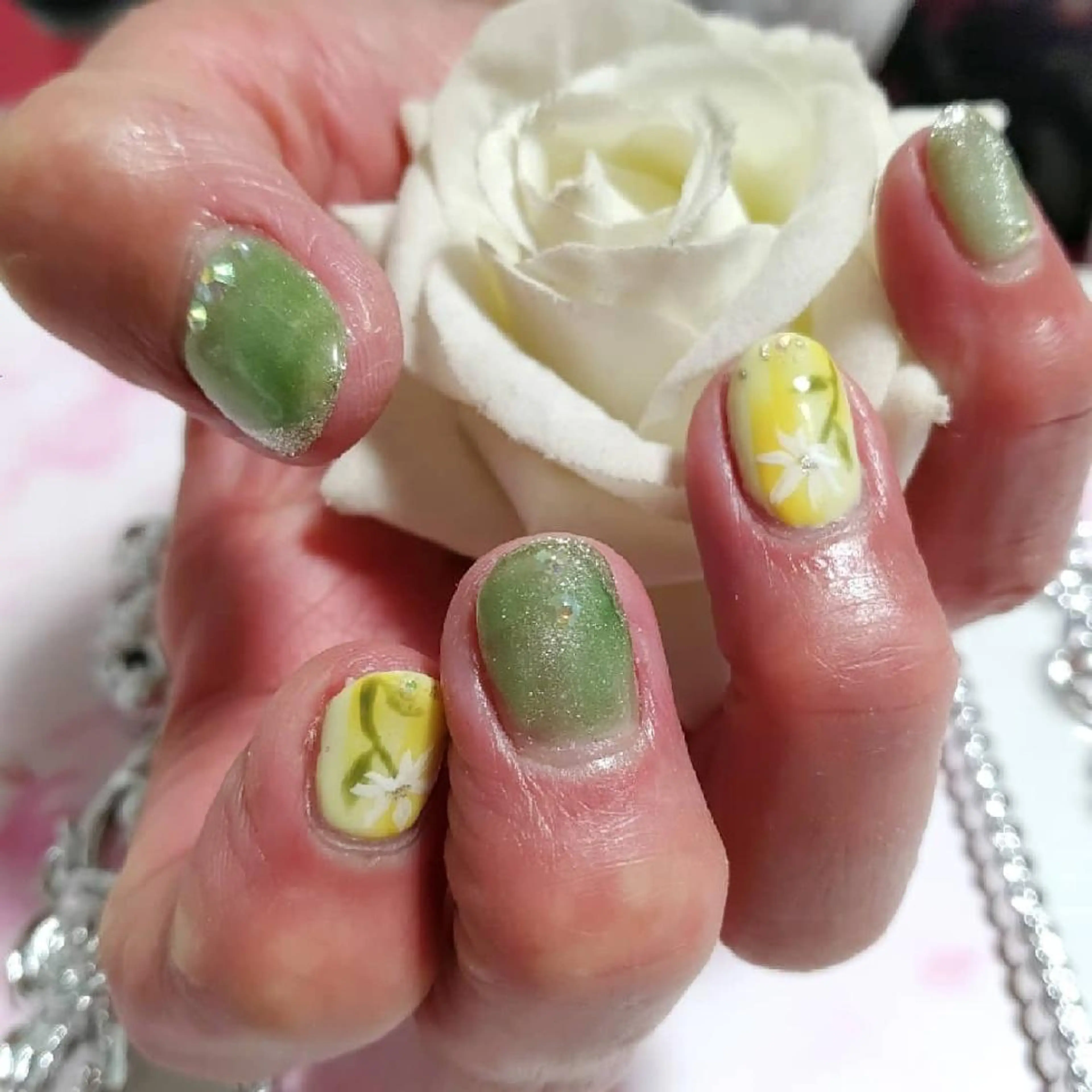 ネイル エステとネイル ローズコンフォートのネイルデザイン