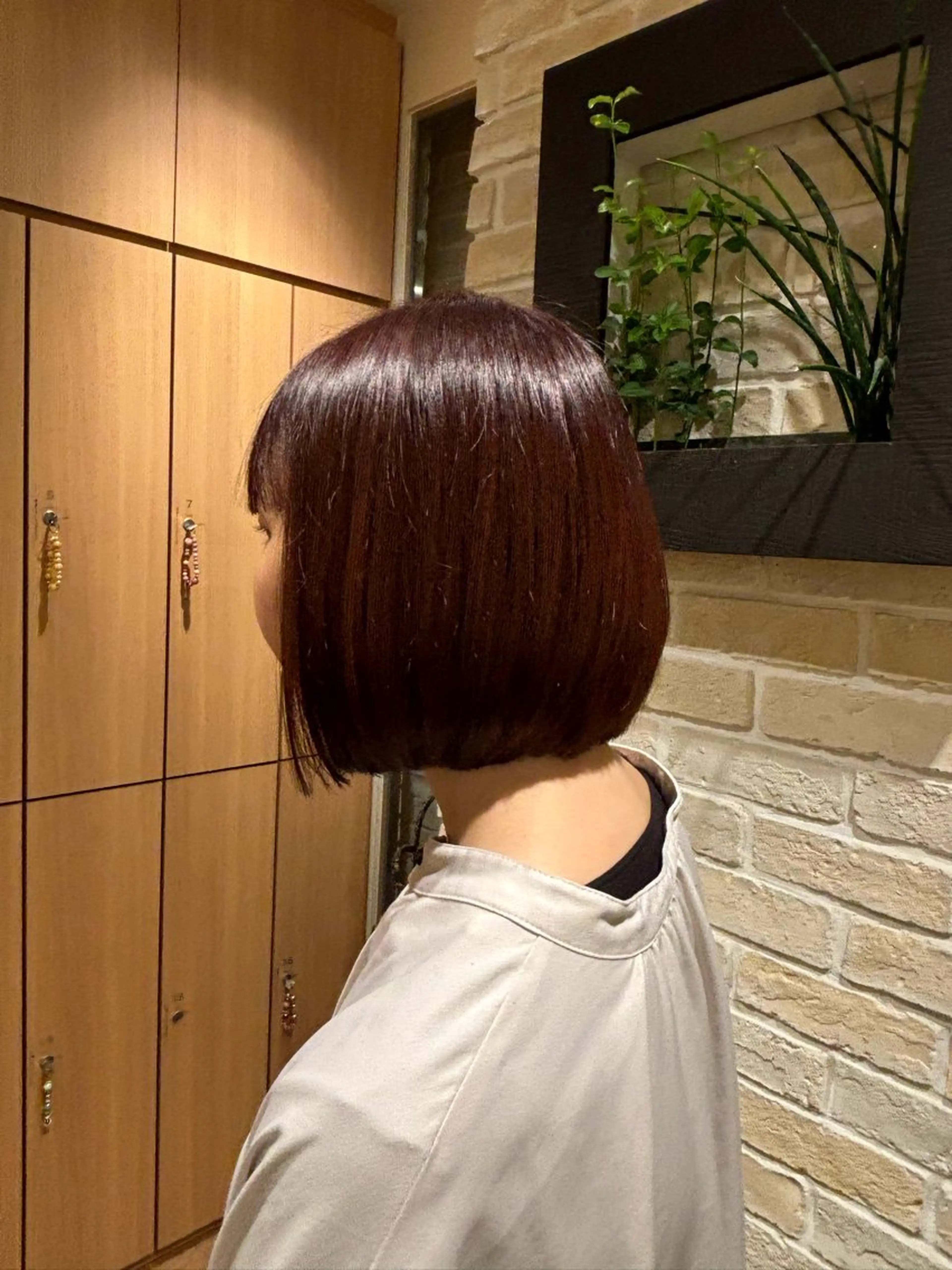 ショート カラー レッドカラー 外ハネヘア CHICCA本八幡 平賀ひなたのヘアスタイル