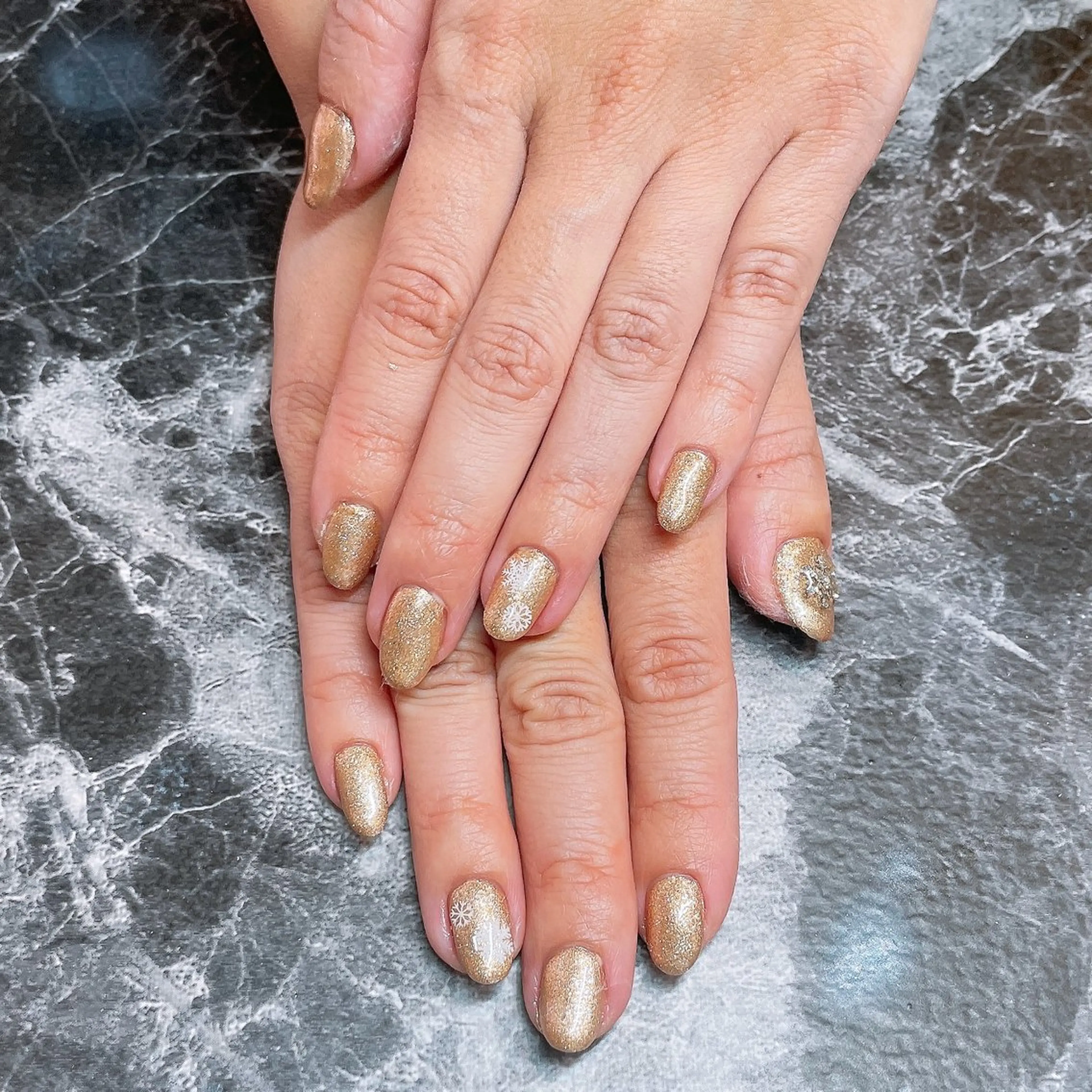 ネイル ゴールド ラメ(グリッター) ワンカラーネイル 大塚 晃花のネイルデザイン