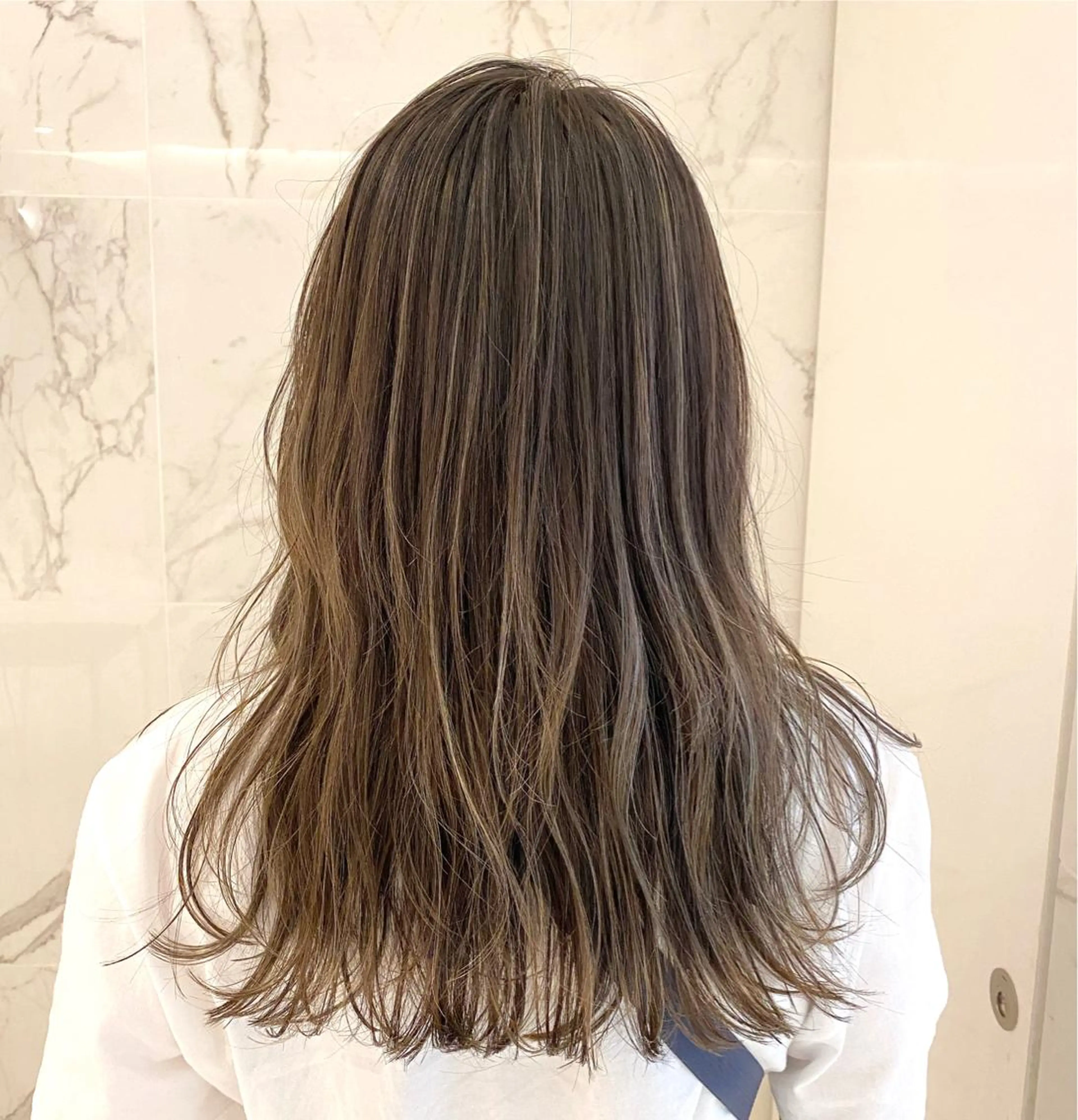 セミロング カラー AVANCE emiのヘアスタイル
