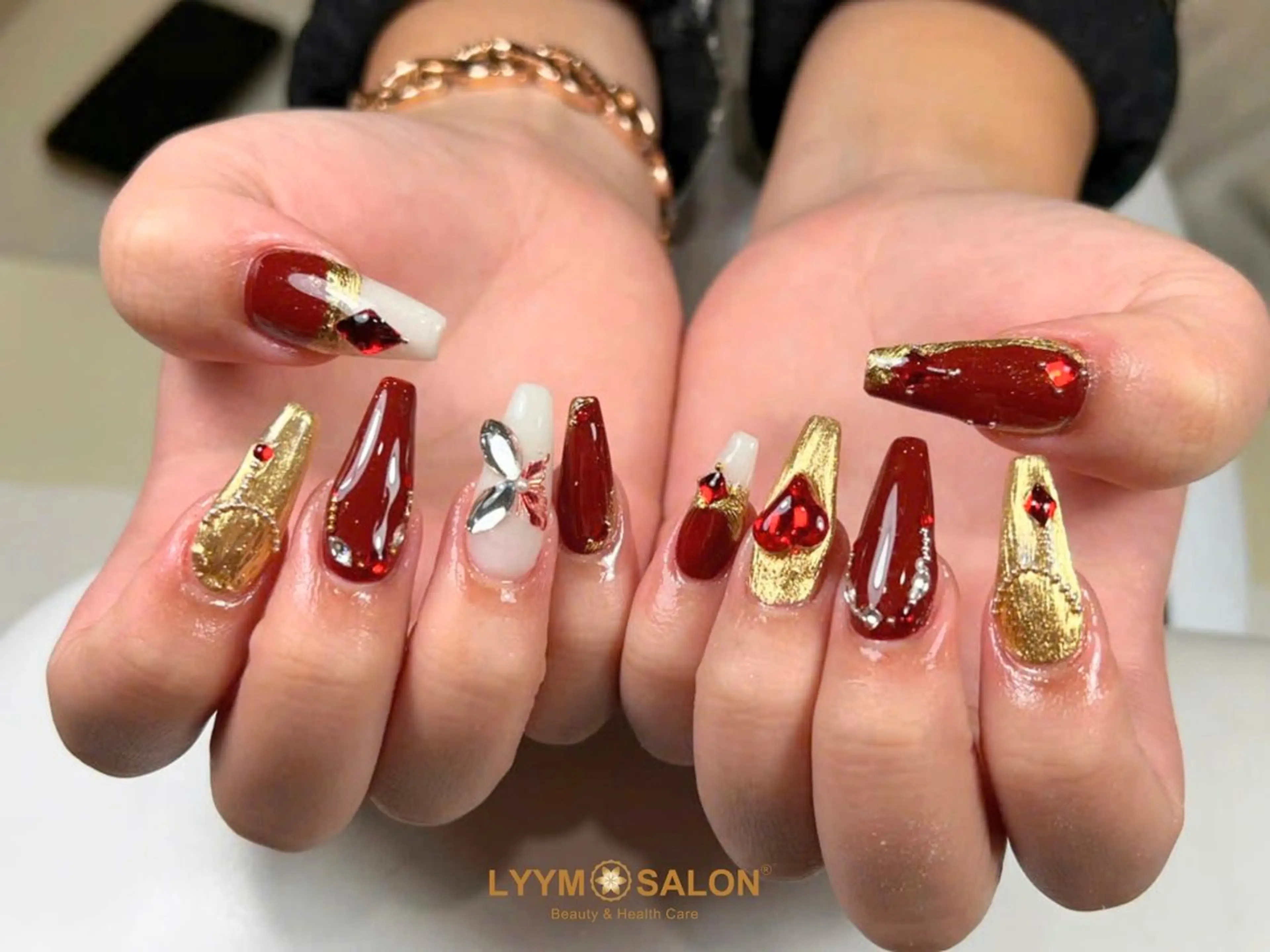 ネイル ゴージャス ミラーネイル ストーンネイル Rin Nailのネイルデザイン