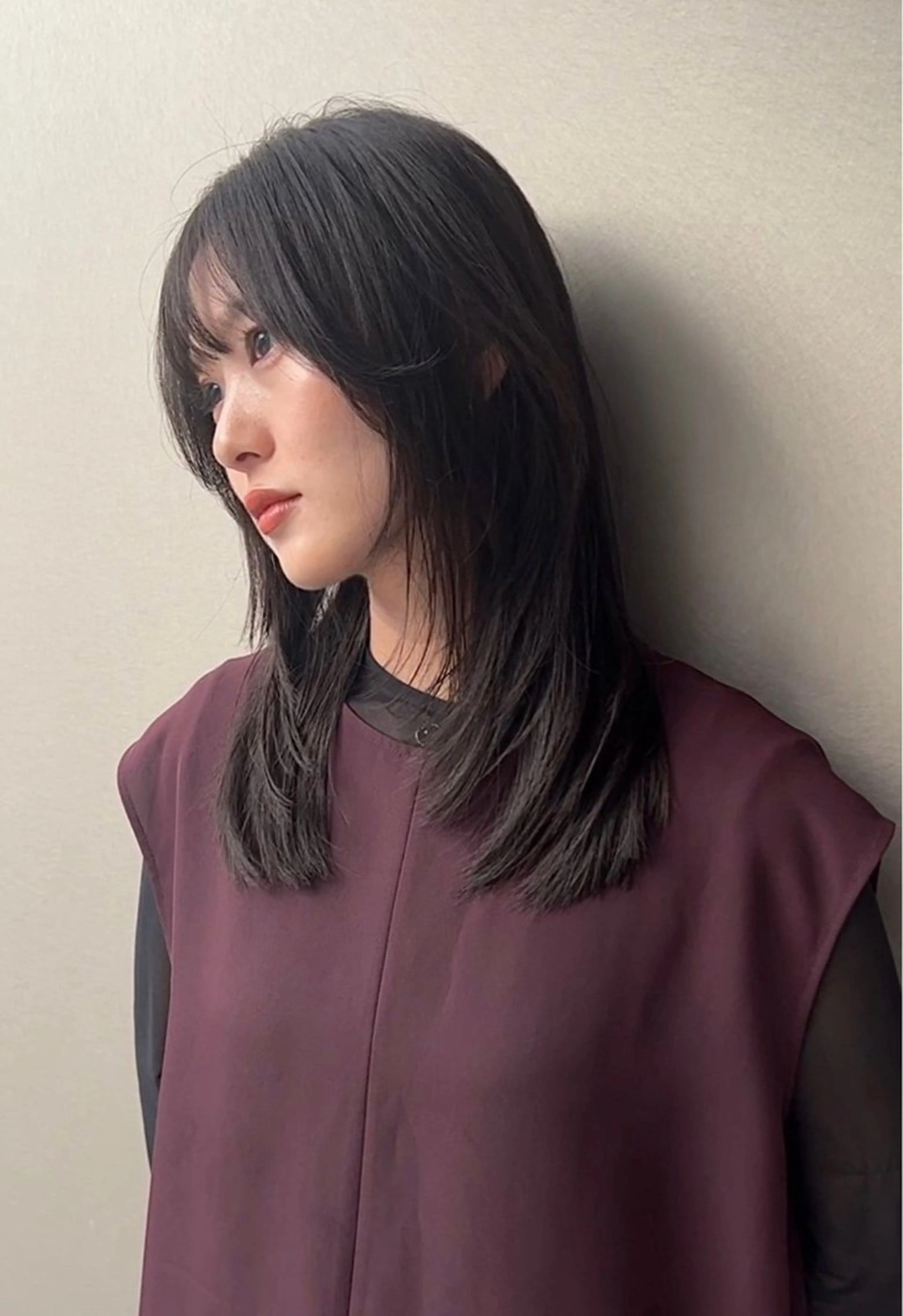 セミロング カラー 曲がる縮毛矯正 センターパートのヘアスタイル