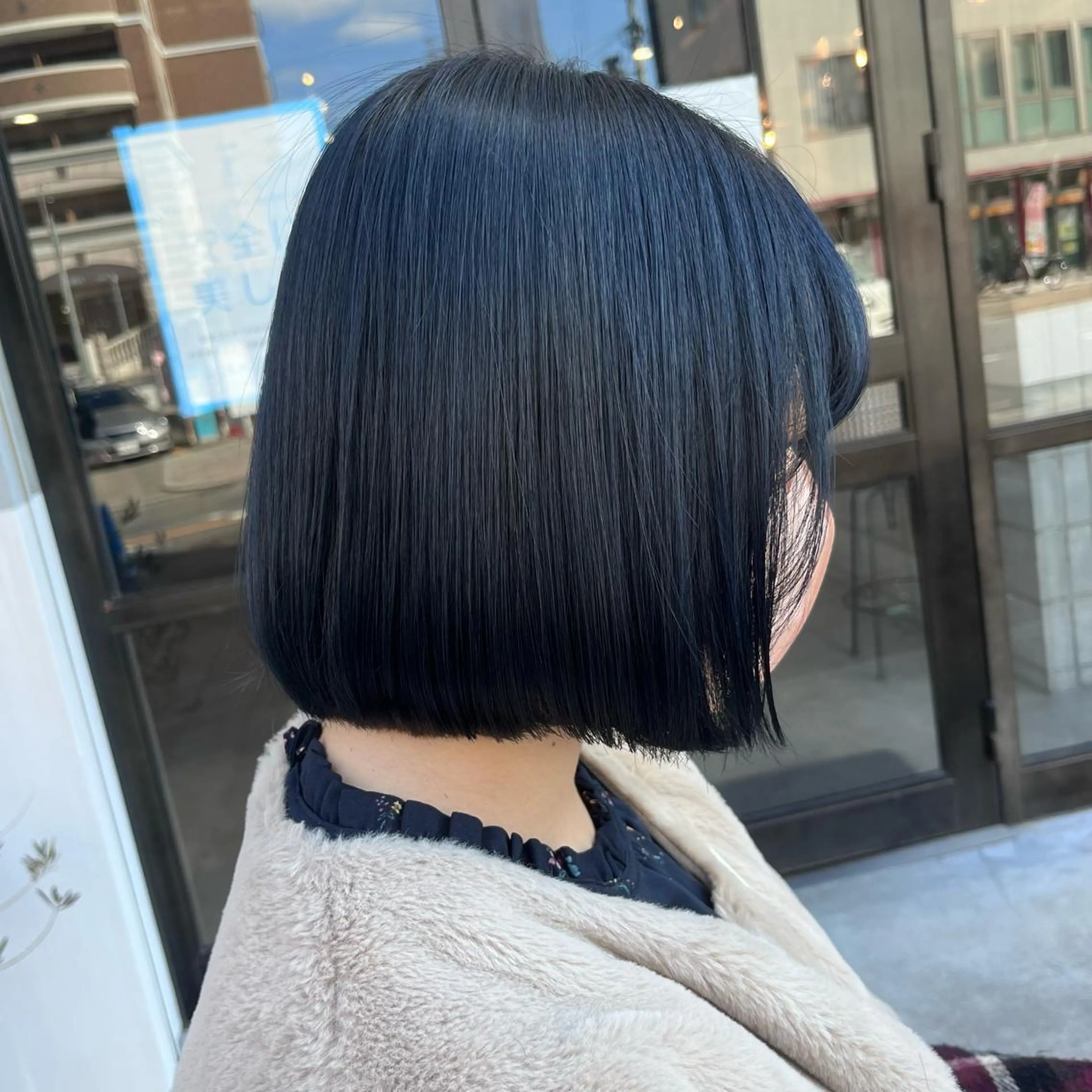 ショート カラー 切りっぱなしボブ 黒髪 ブルーカラー ブルーブラック ボブ Lolonois三国店所属・新村 小夏のヘアスタイル