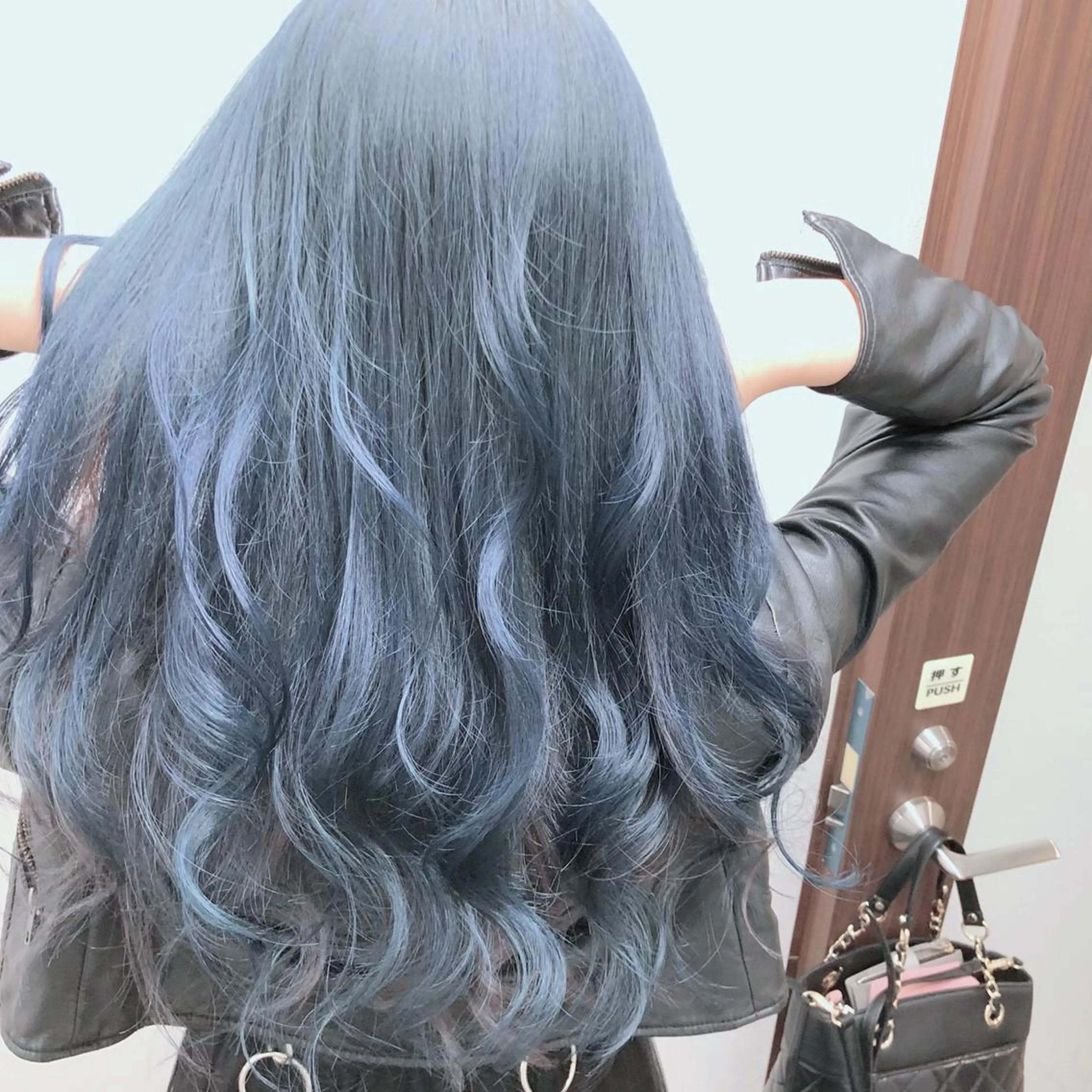 ロング カラー ブリーチ ブルーカラー イルミナカラー ヤナ マネージャーのヘアスタイル