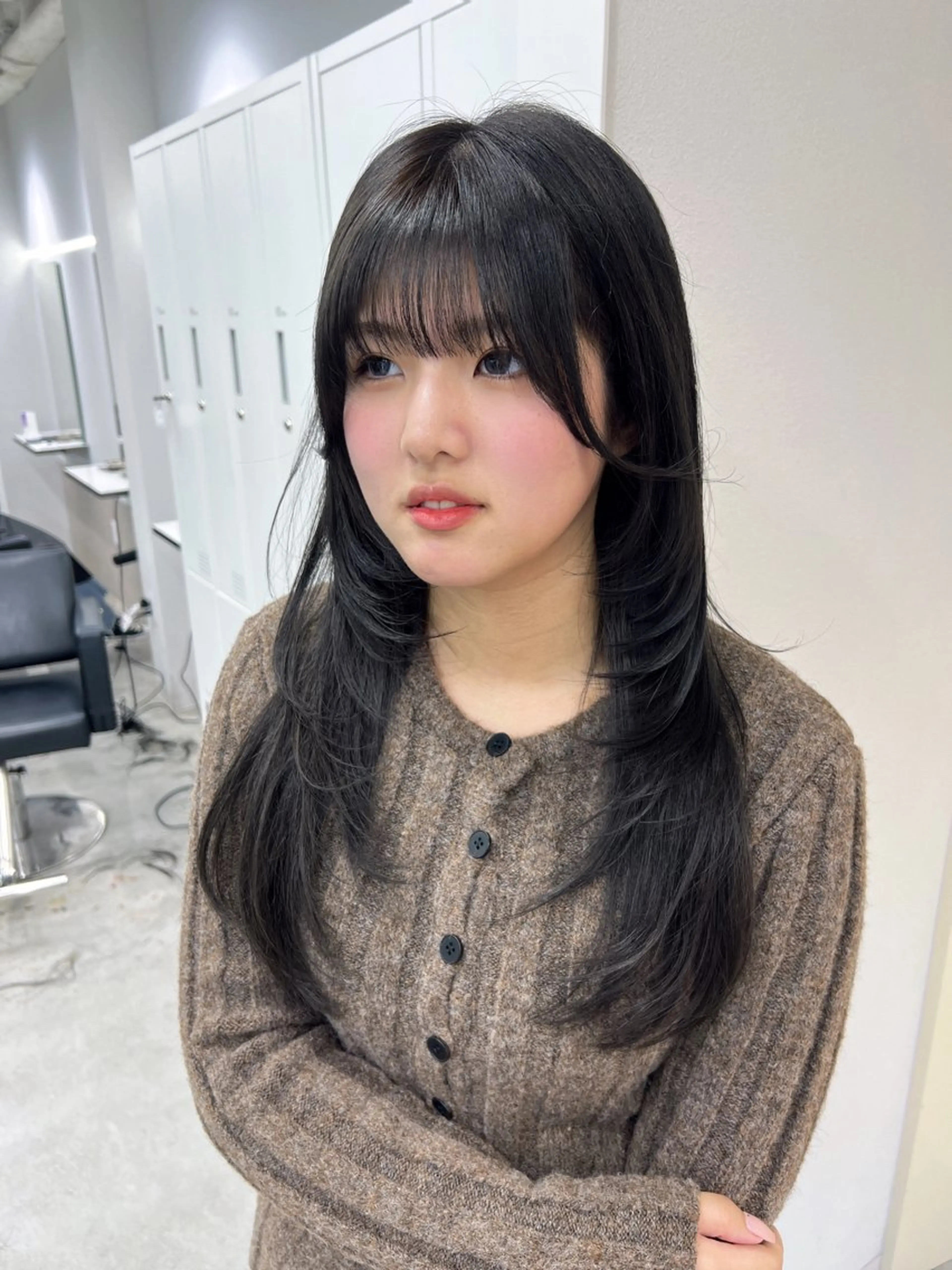 ロング カット ヘアカラー トリートメント maya レイヤーカットのヘアスタイル