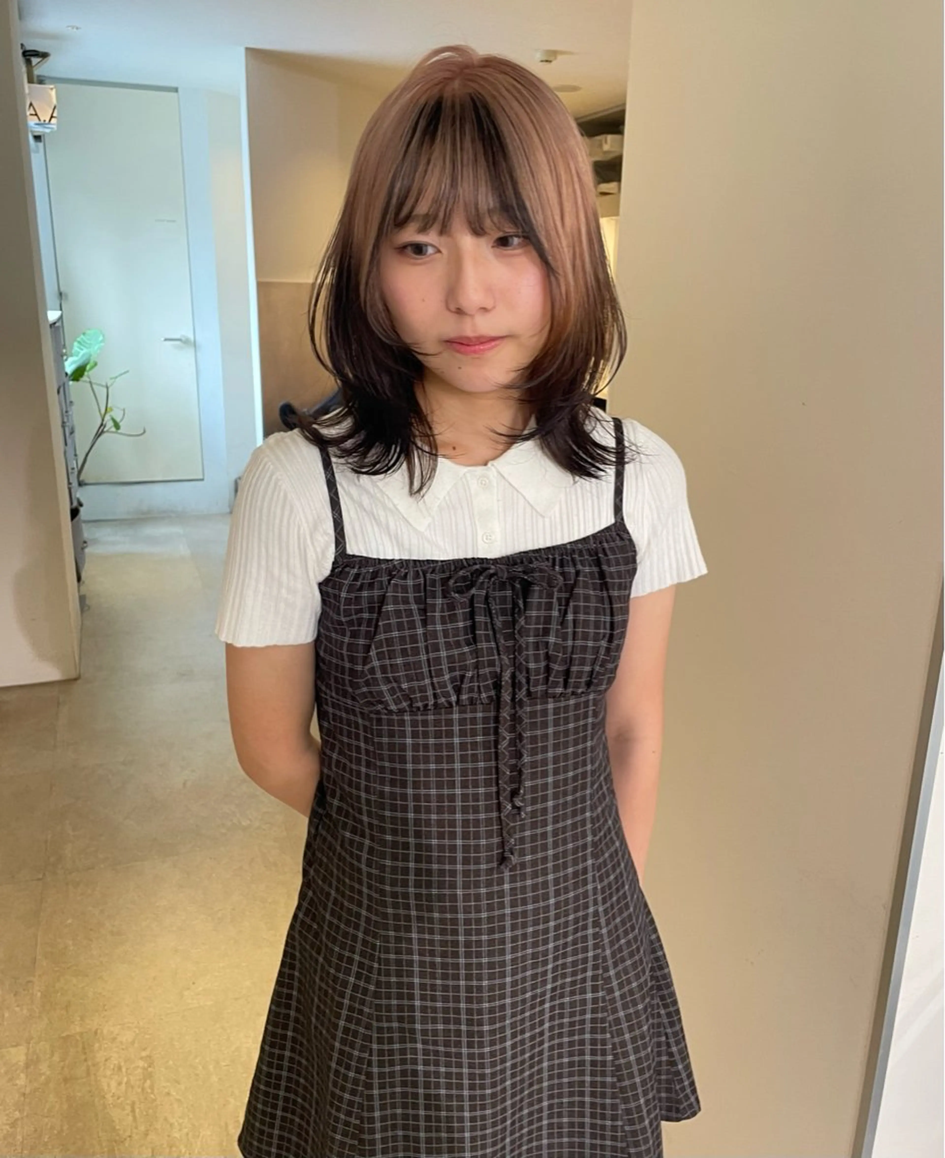 ミディアム カラー ブリーチ ケアブリーチ デザインカラー ダブルカラー グラデーションカラー カット ヘアカラー トリートメント MIU/ルーツカラー 顔まわりレイヤーのヘアスタイル