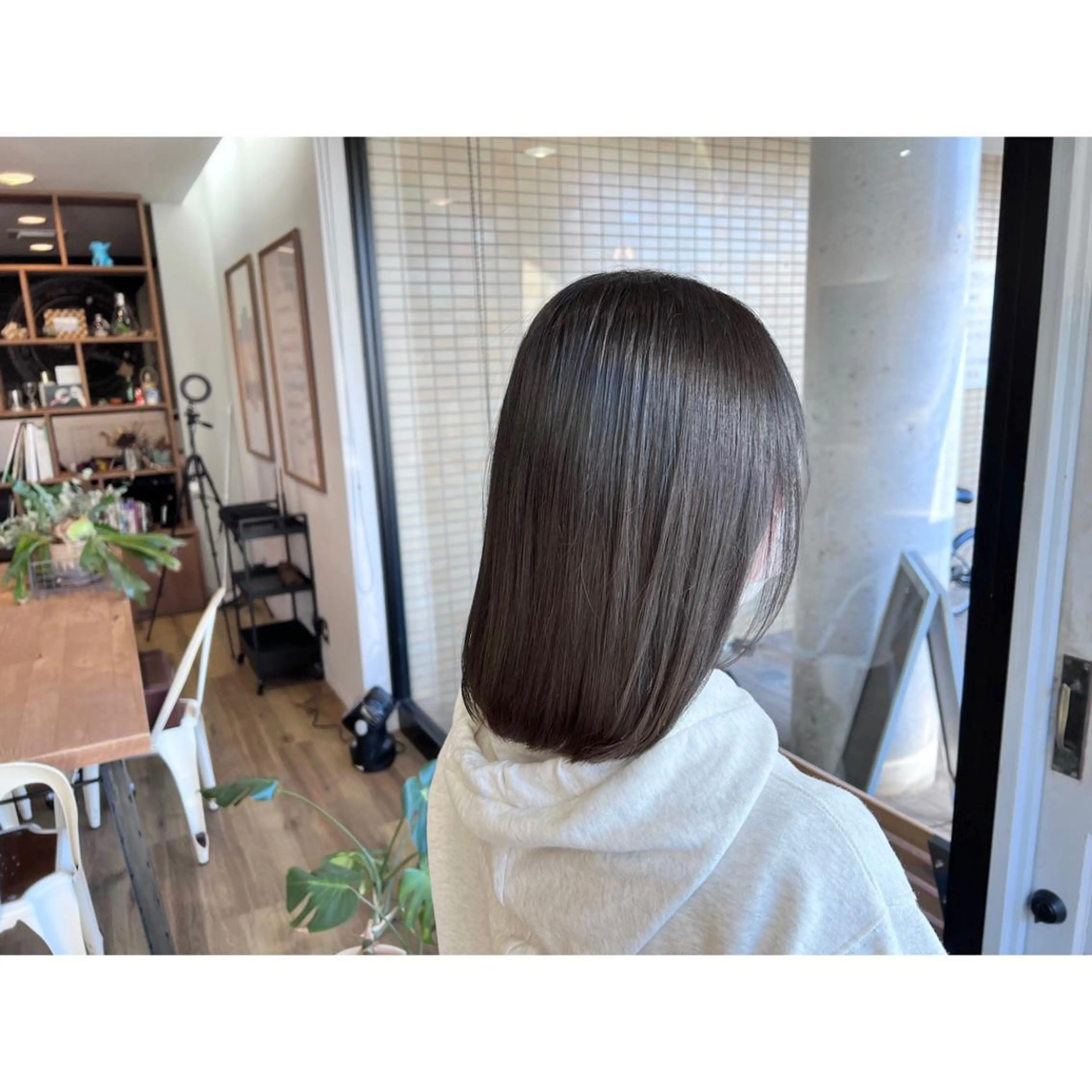 ミディアム カラー グレージュ ヘアカラー トリートメント ツキダテ ユイのヘアスタイル