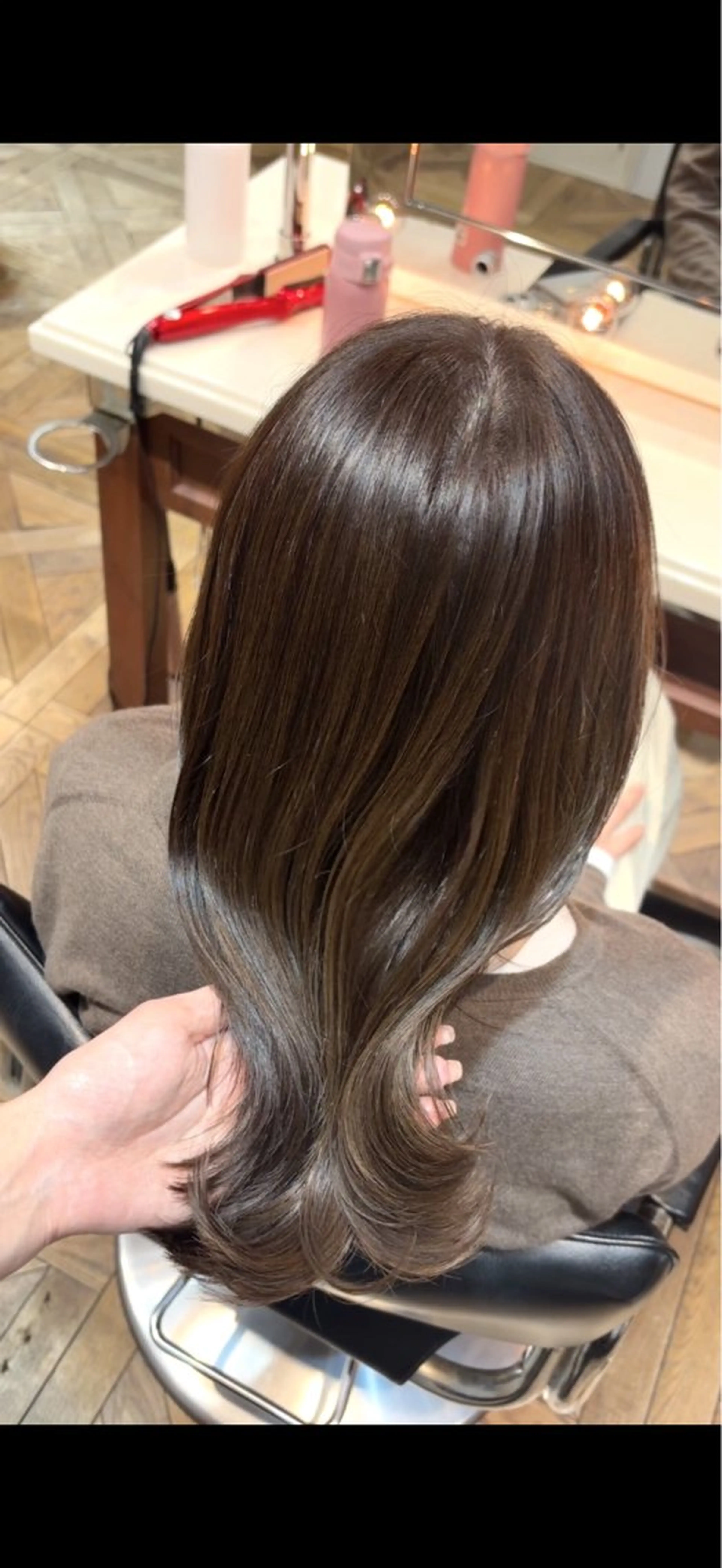 ミディアム カラー ブリーチ グレージュ ブリーチなしカラー くびれヘア レイヤーカット カット ヘアカラー トリートメント BEBE所属・ご新規様限定 透明感カラーKANAのヘアスタイル