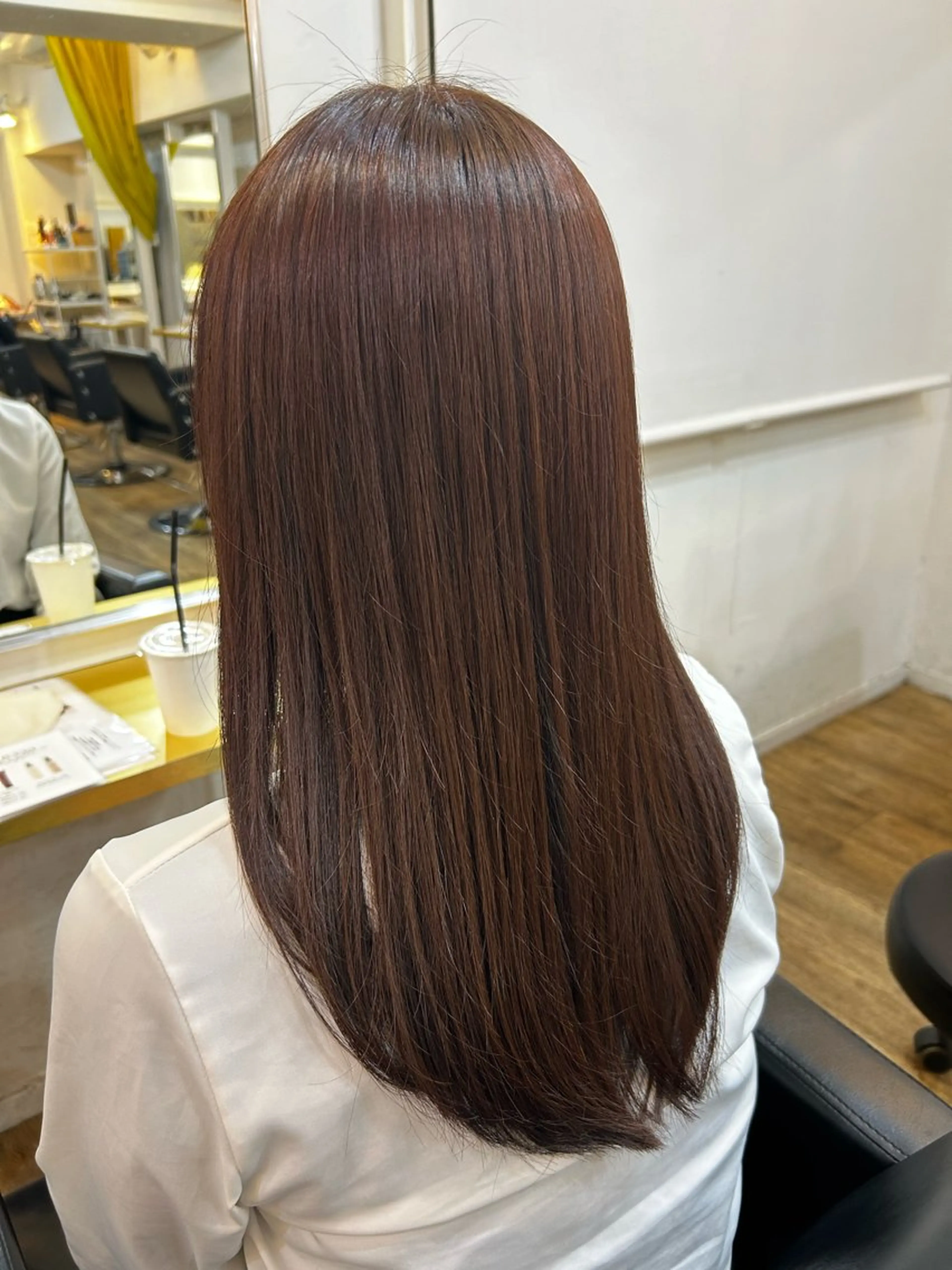 ミディアム シオン/艶髪/ グレージュカラーのヘアスタイル