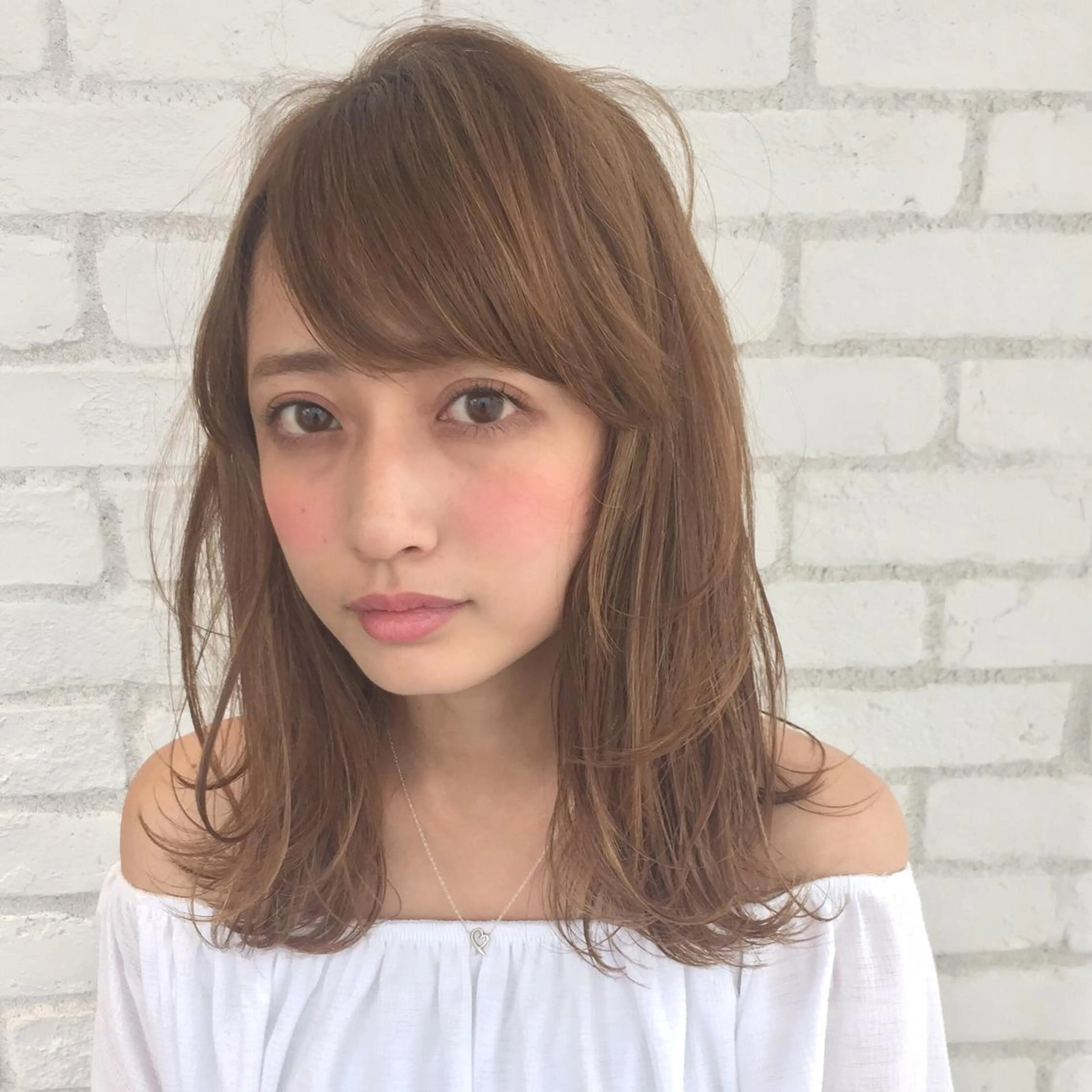 セミロング TOMOYAレイヤー ブリーチ縮毛矯正のヘアスタイル