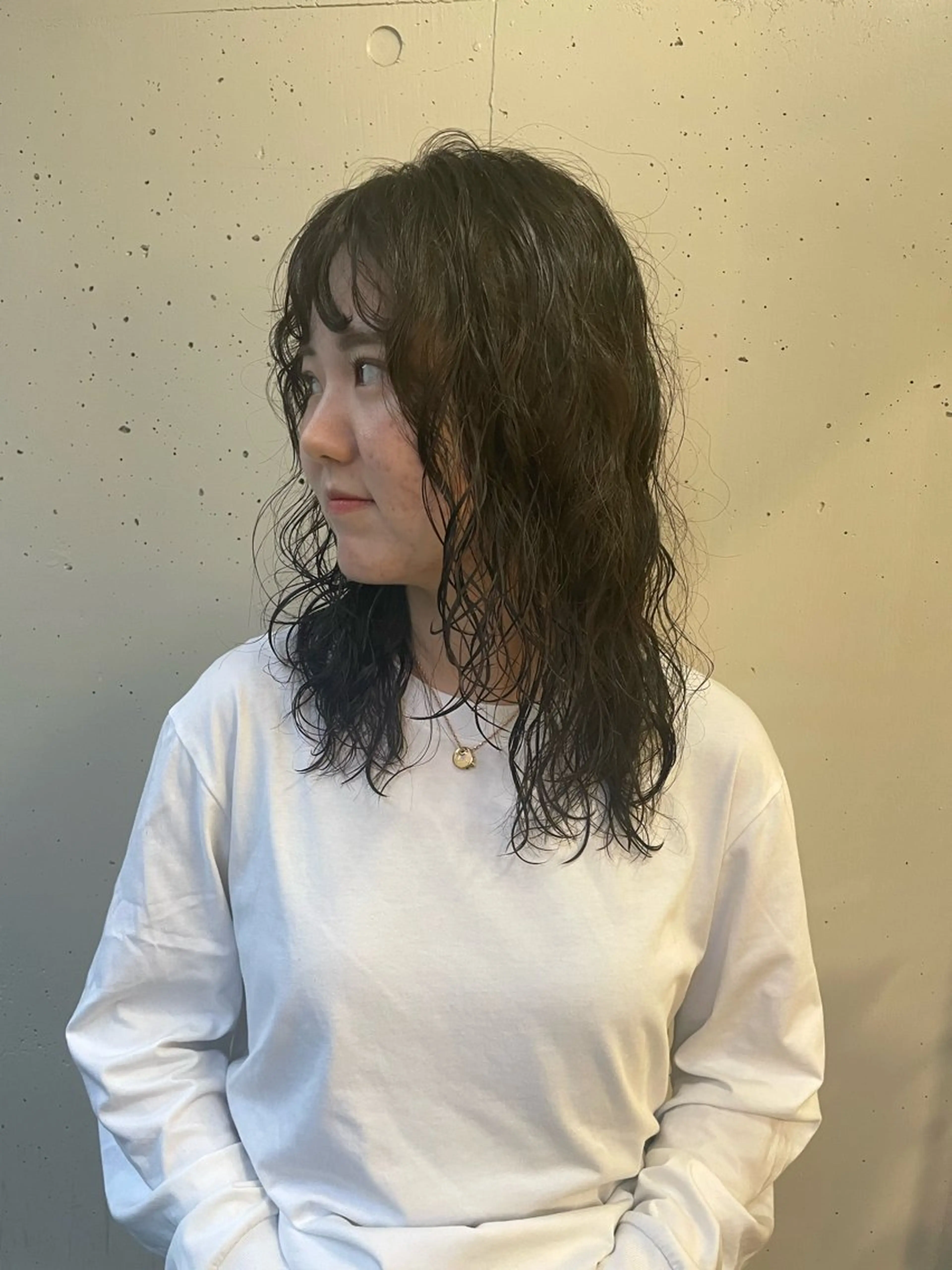 ミディアム カラー パーマ ミディアムパーマ ベージュカラー ブリーチ オリーブベージュ tim.所属・🪐ナチュラルモード ヘア🪐honokaのヘアスタイル