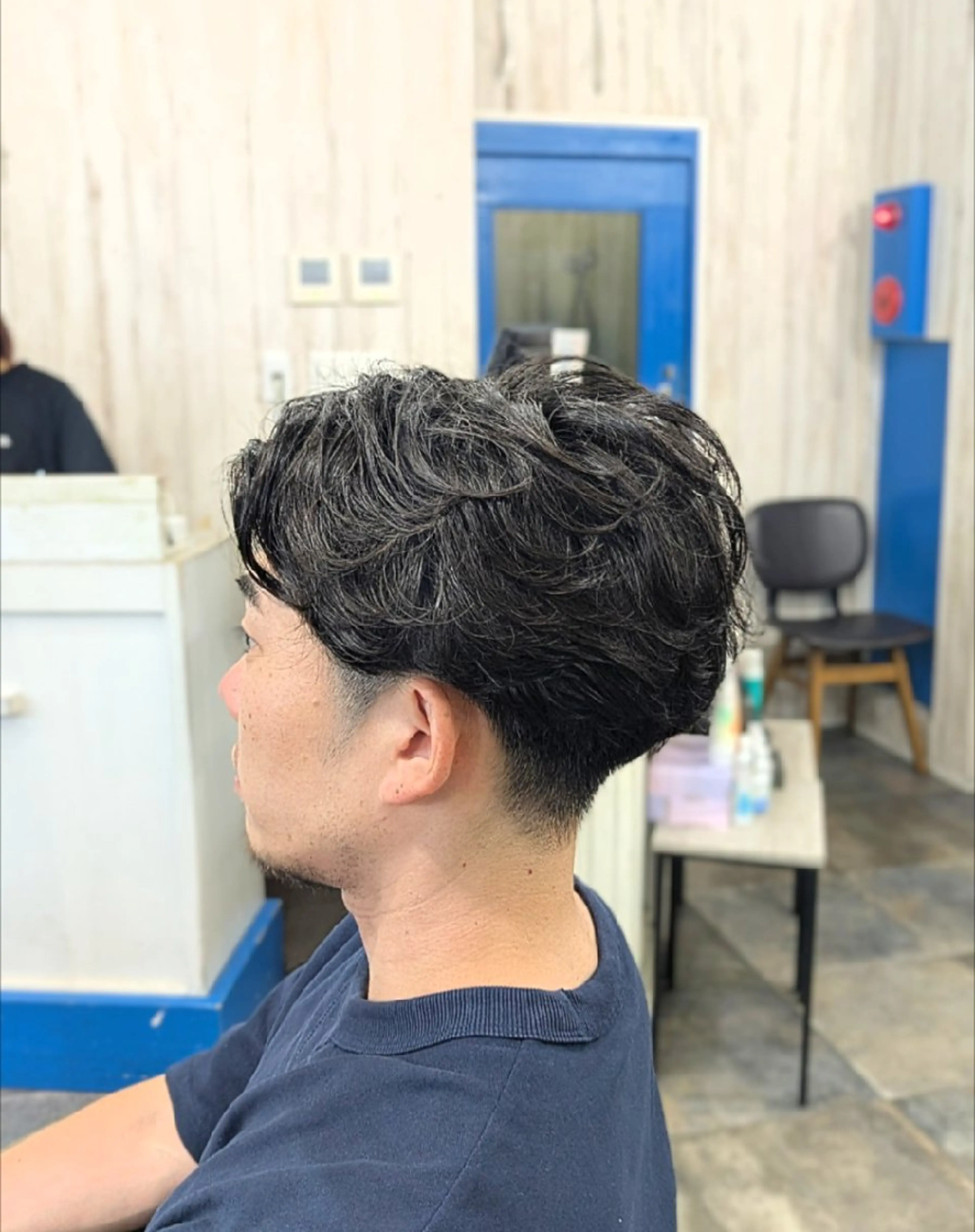 メンズ パーマ アップバング センターパート フェードカット フェザーパーマ メンズ韓国風 カット パーマ トリートメント メンズパーマ/顔周り レイヤー店長えのもとのヘアスタイル