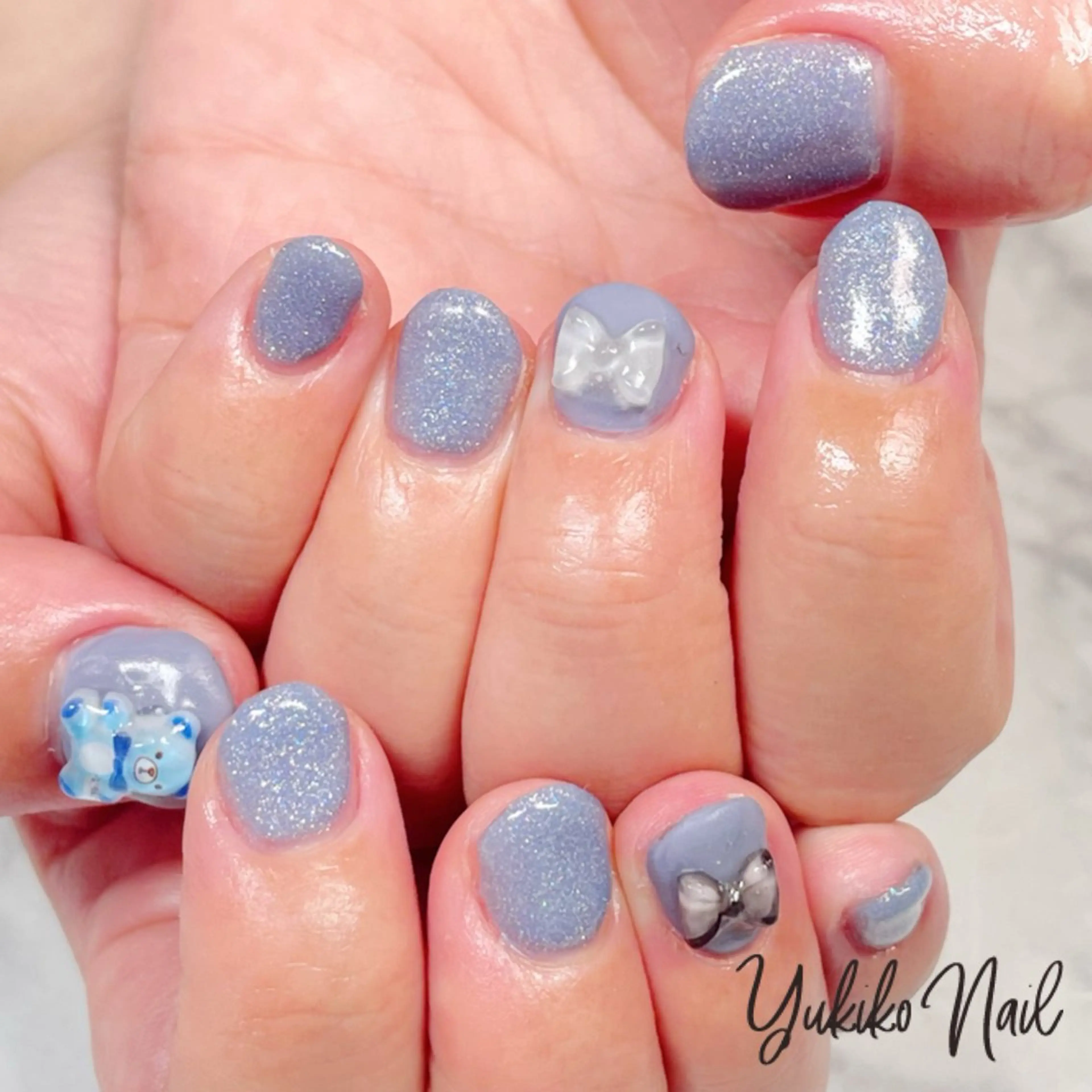 ネイル ブルー ガーリー キラキラネイル ワンカラーネイル リボン ハンドネイル ユキコ ネイルのネイルデザイン