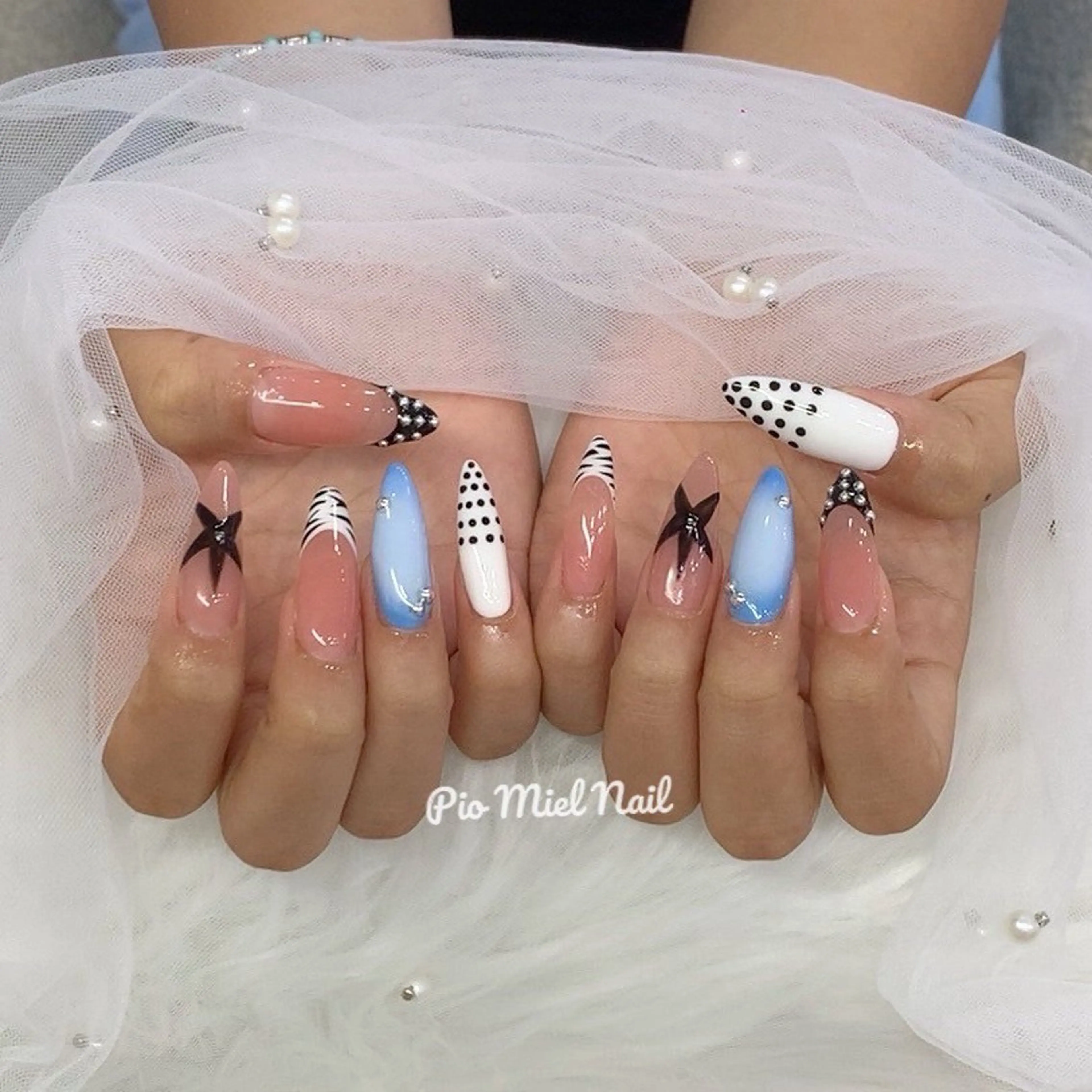 セミロング 韓国風ヘア ハンドネイル momo 長さだしのネイルデザイン