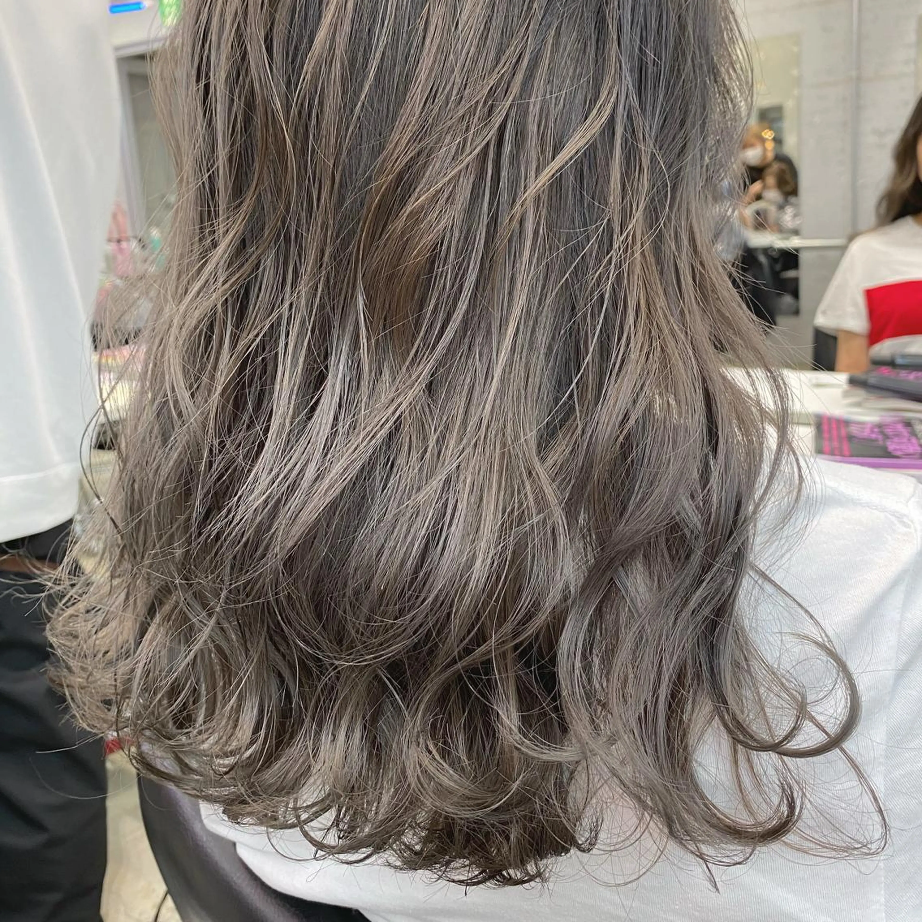 ミディアム カラー ☘️ブリーチ/ハイト ーン/レイヤー/のヘアスタイル