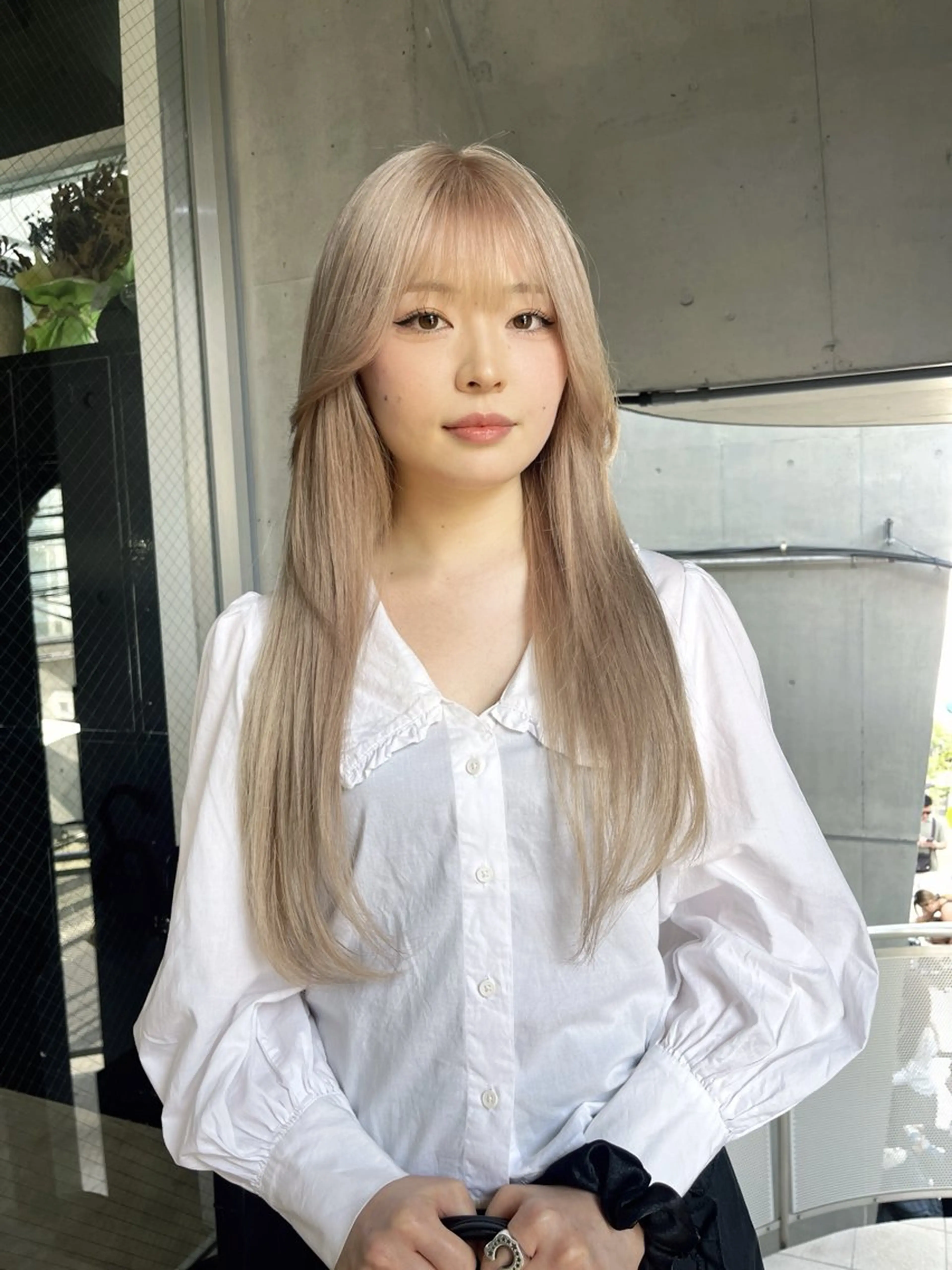 ロング カラー ベージュカラー ブロンド ミルクティーベージュ ホワイトベージュ カット ヘアカラー トリートメント ミルクティーベージュ ブリーチ 店長 清水のヘアスタイル