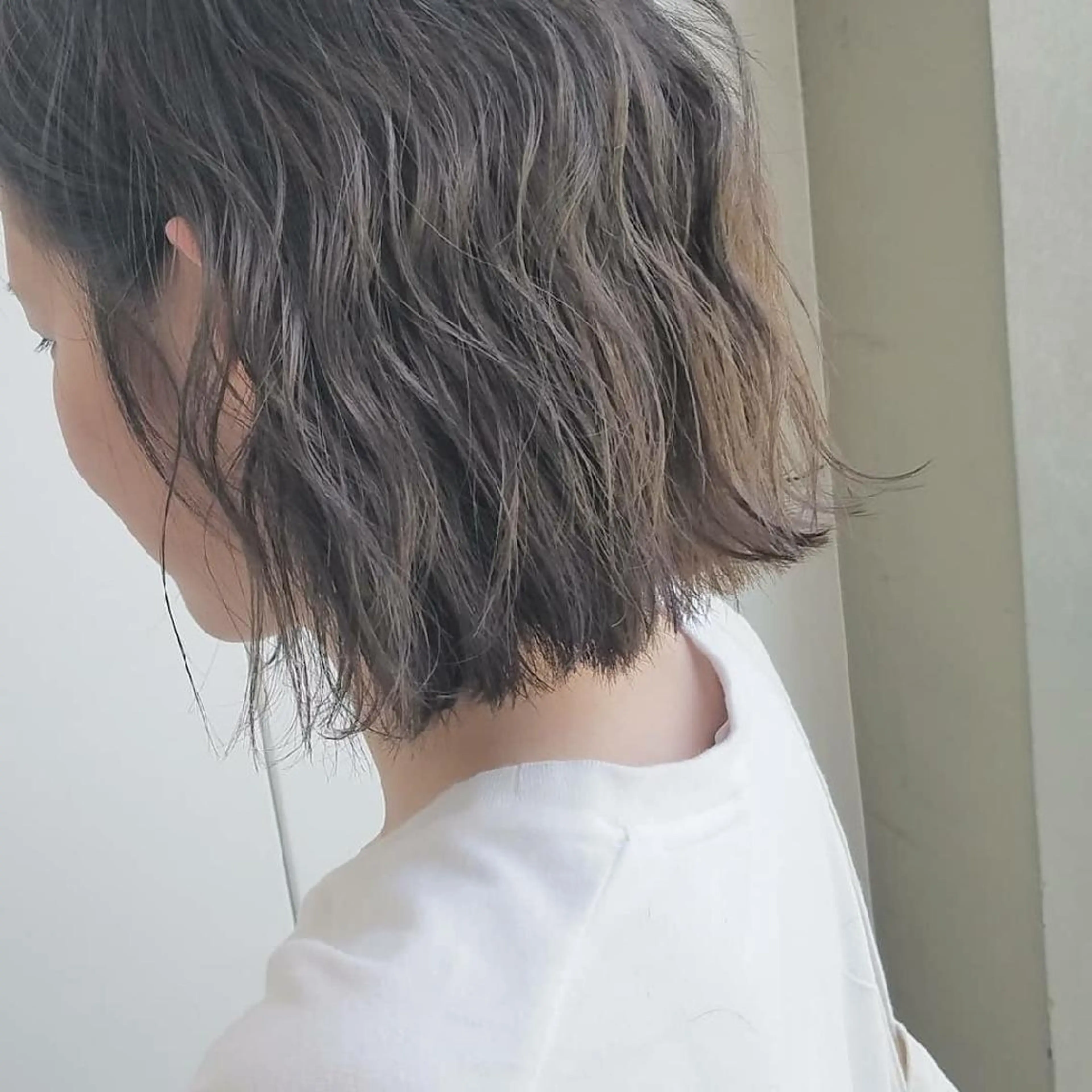 ショート カラー ボブ 外ハネヘア iplus まつげ、眉毛、耳つぼのマツエク・マツパデザイン