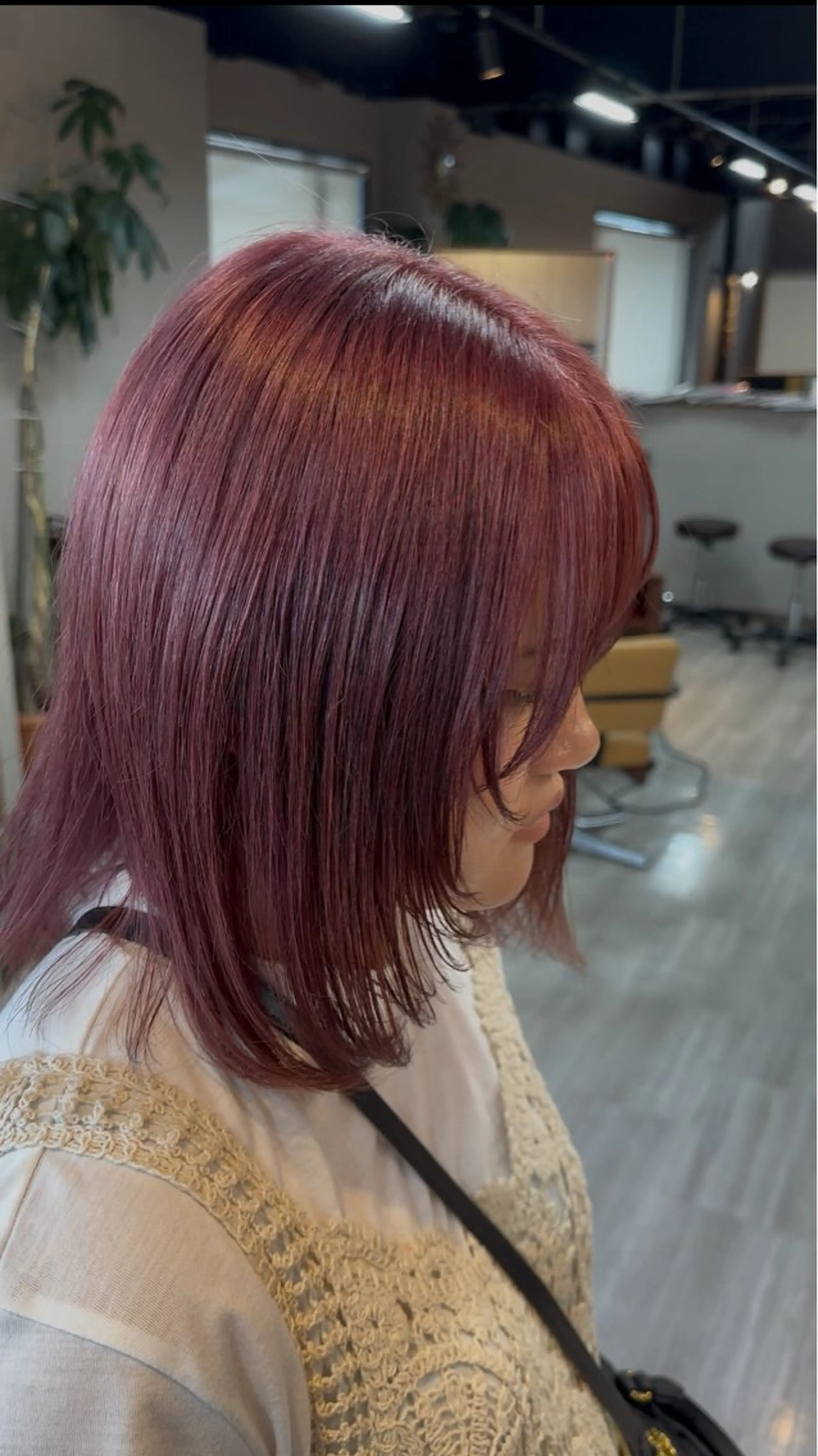 ミディアム カラー レッドカラー 顔まわりレイヤー レイヤーカット カット ヘアカラー arika オケシ　リョウダイのヘアスタイル