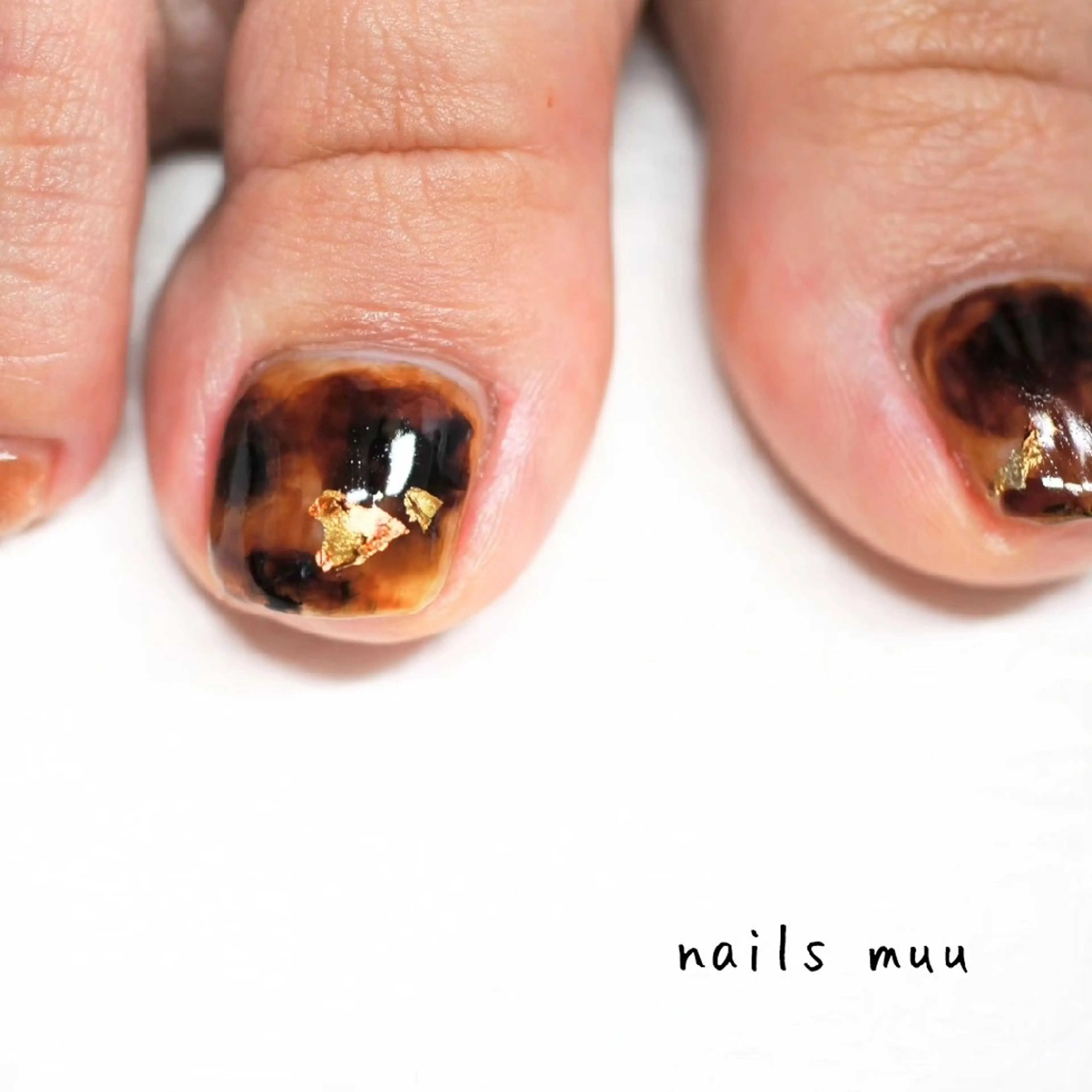 ネイル べっ甲ネイル ブラウン フットネイル おそろいネイル ニュアンスネイル フットネイル nails muu まゆのネイルデザイン