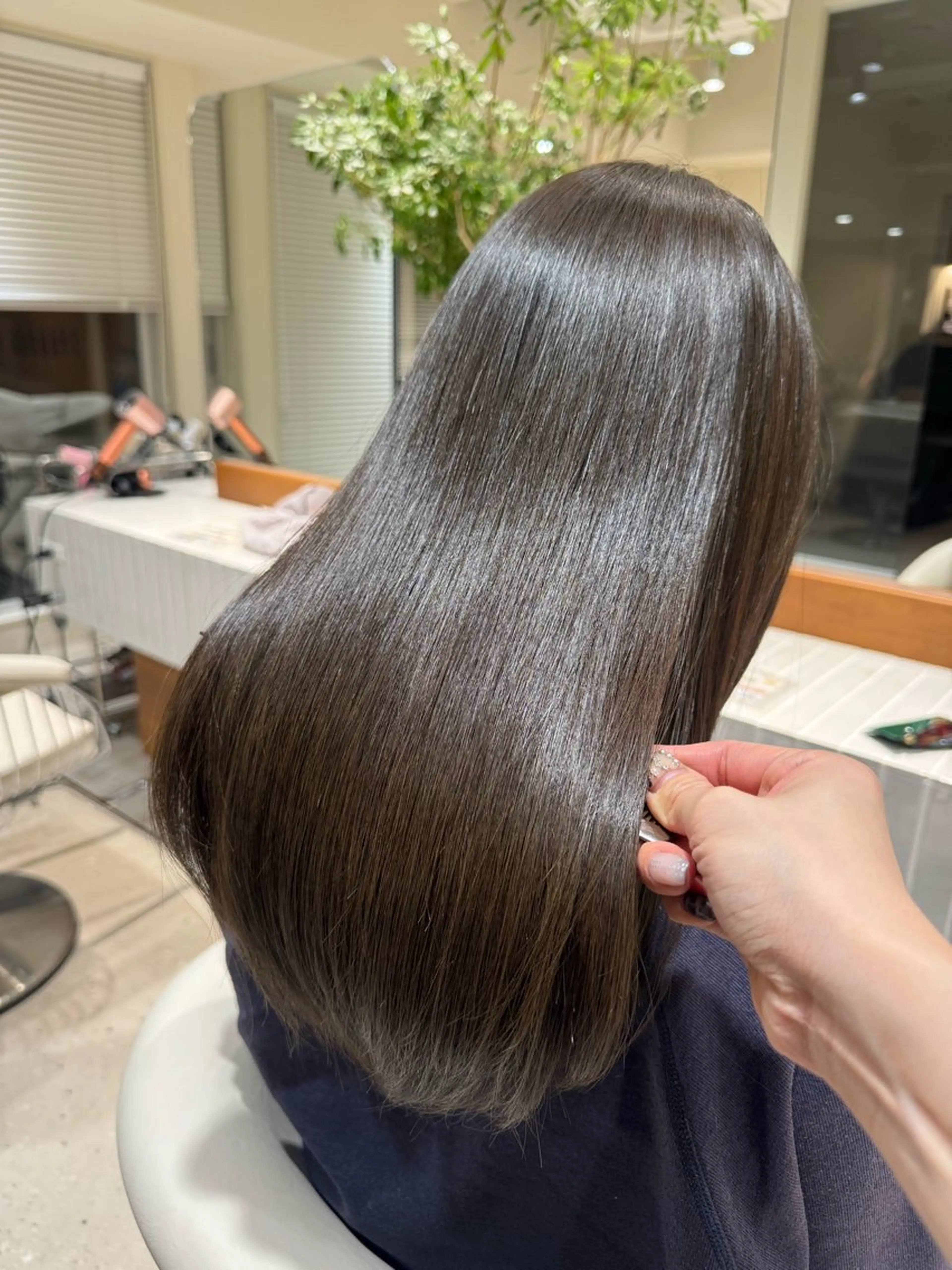 ロング 縮毛矯正 Ence 銀座所属・透明感カラー／ 縮毛矯正／まりなのヘアスタイル