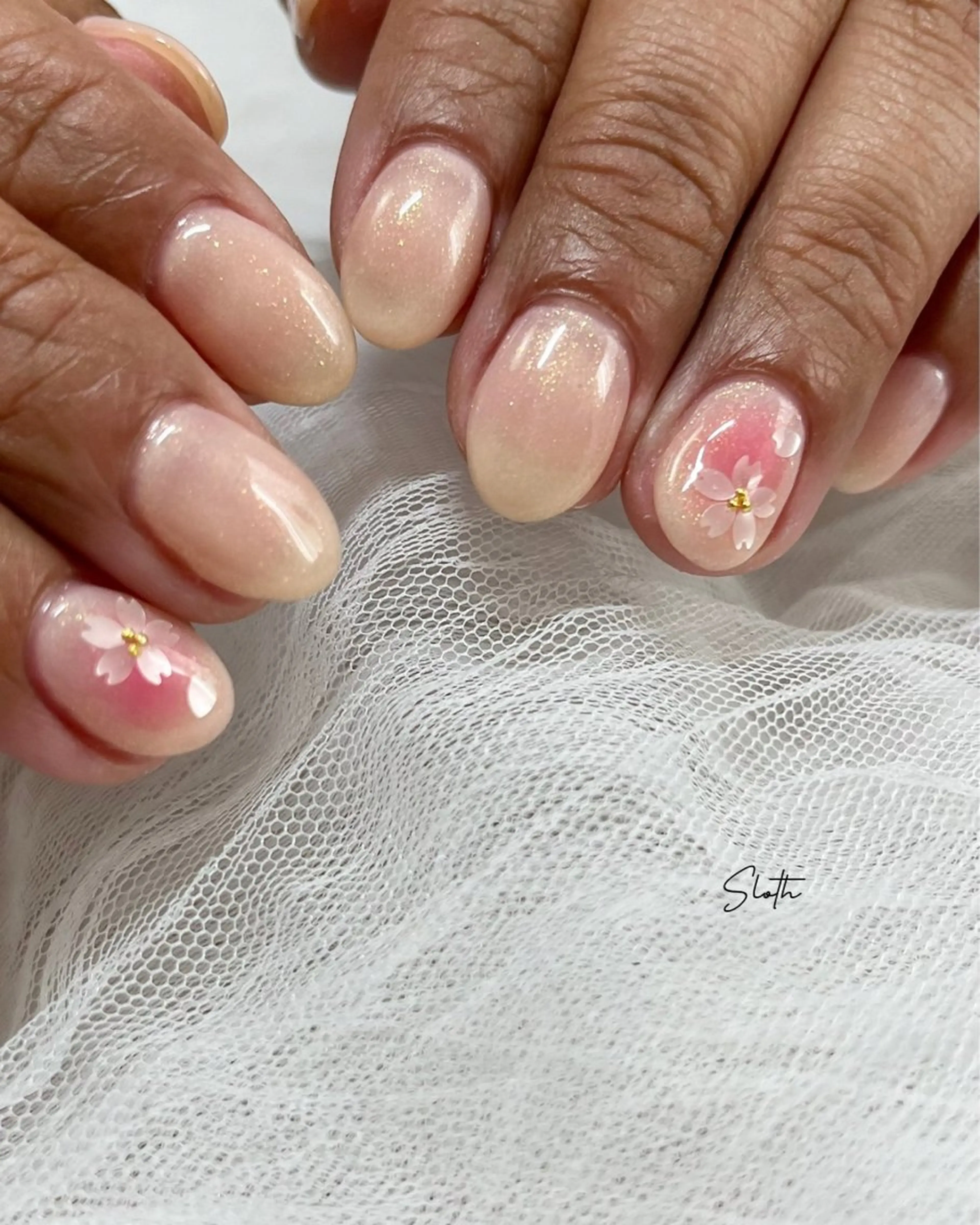 ネイル チークネイル 桜ネイル キラキラネイル ラメ(グリッター) ピンク nail salon slothのネイルデザイン