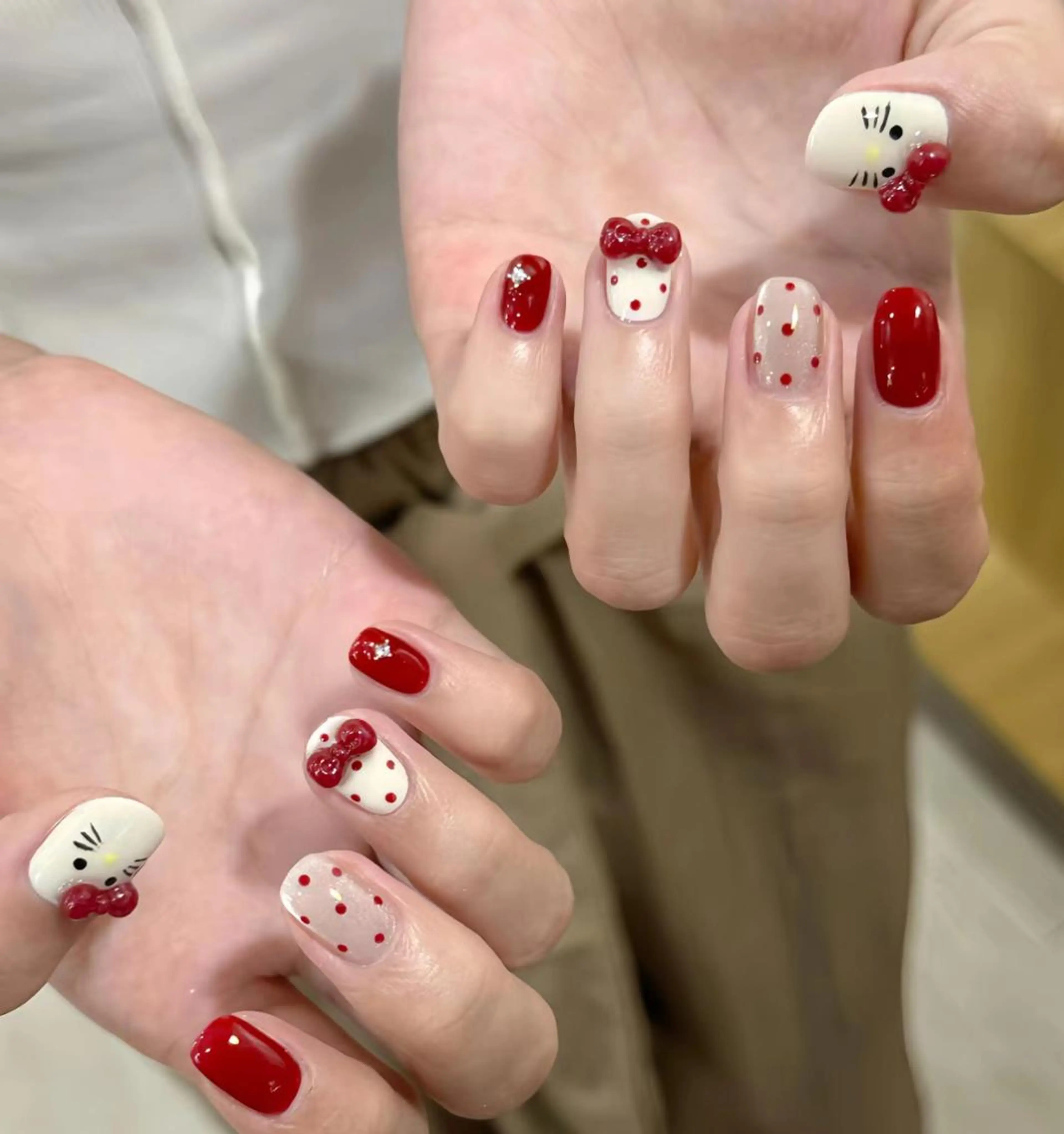 [初回ソフトジェルオフ無料] SNS流行り！HelloKittyネイルデザイン　Bの写真