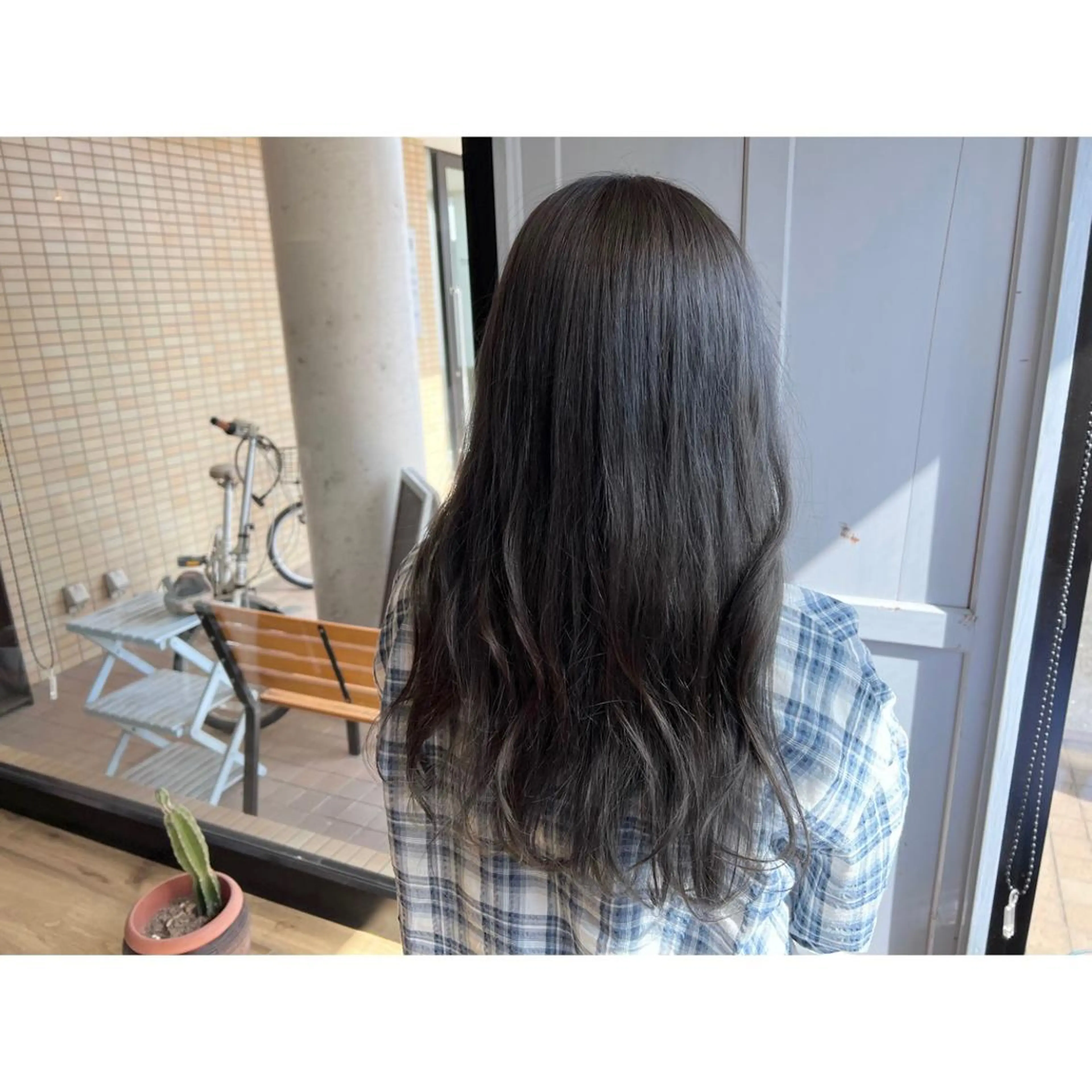 ロング カラー 黒髪 ブルーカラー ブルーブラック ヘアカラー トリートメント ツキダテ ユイのヘアスタイル