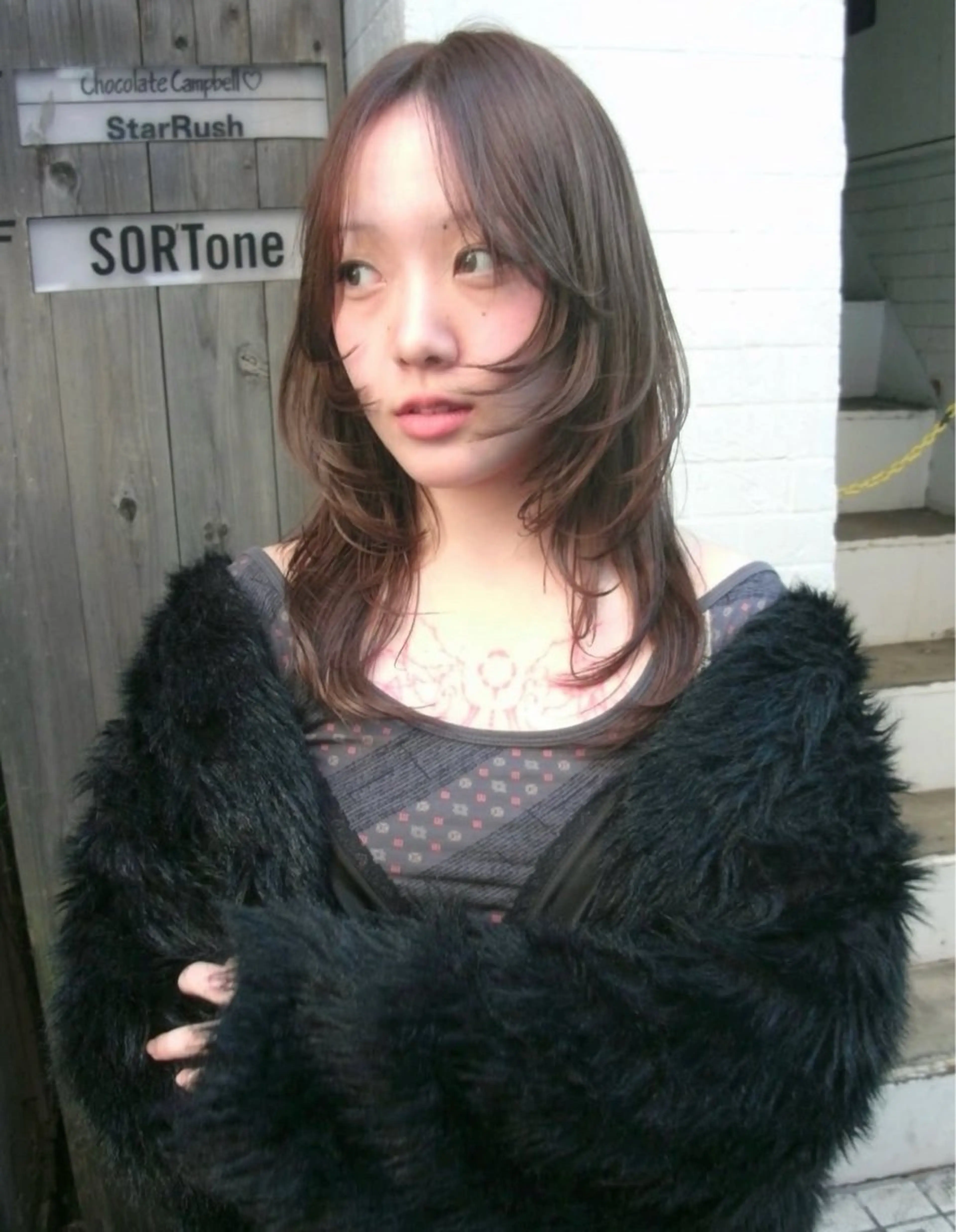 ミディアム カラー くびれヘア 顔まわりレイヤー ハッシュカット ハイレイヤー ヨシンモリ カット トリートメント MIU/ルーツカラー 顔まわりレイヤーのヘアスタイル