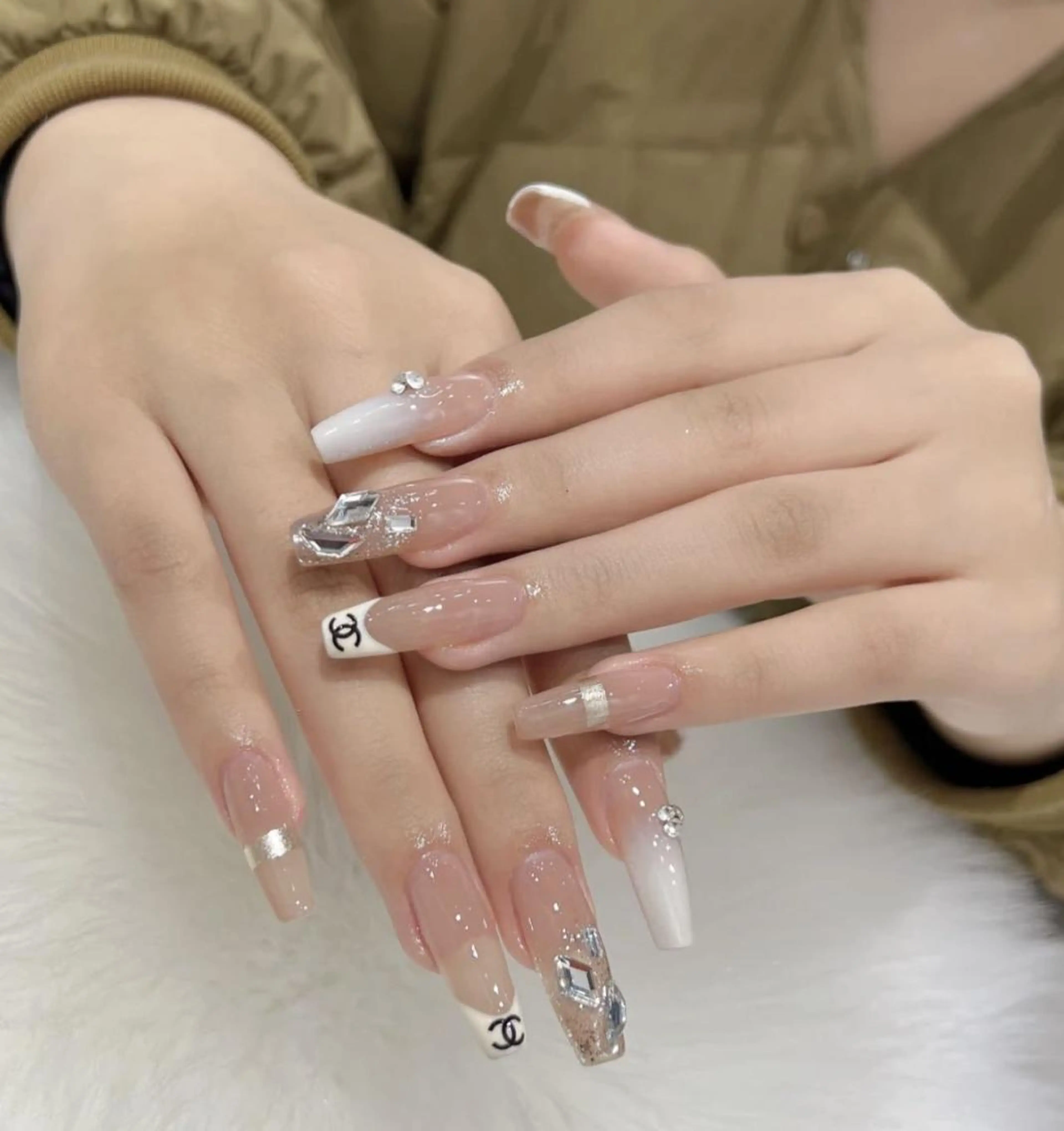 ネイル アートネイル 長さ出し ネイルチップ Queens PUPUのネイルデザイン