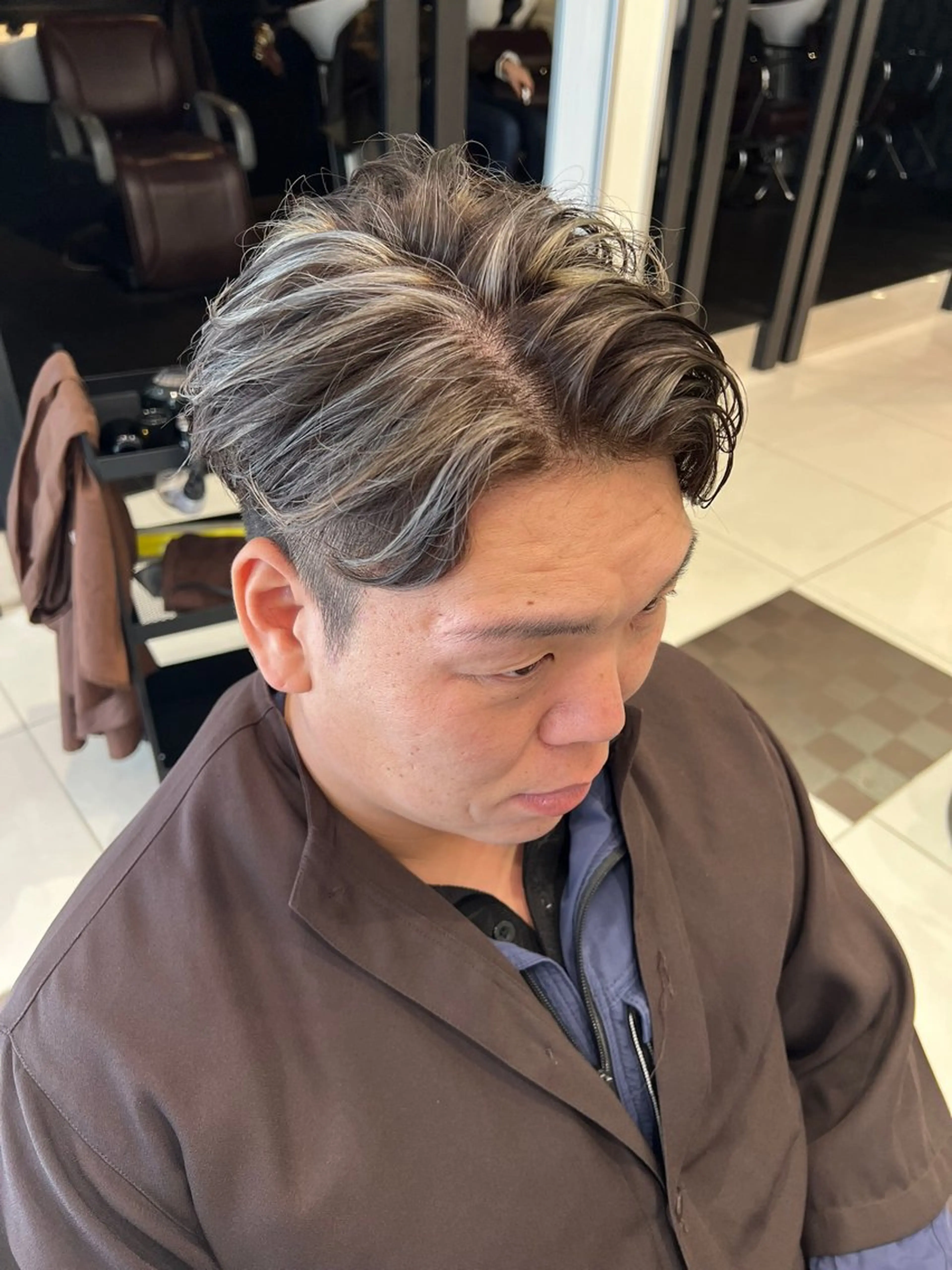 カラー メンズ メンズハイライト アッシュ ハイライトカラー ホワイトアッシュ 野口 竜矢のヘアスタイル