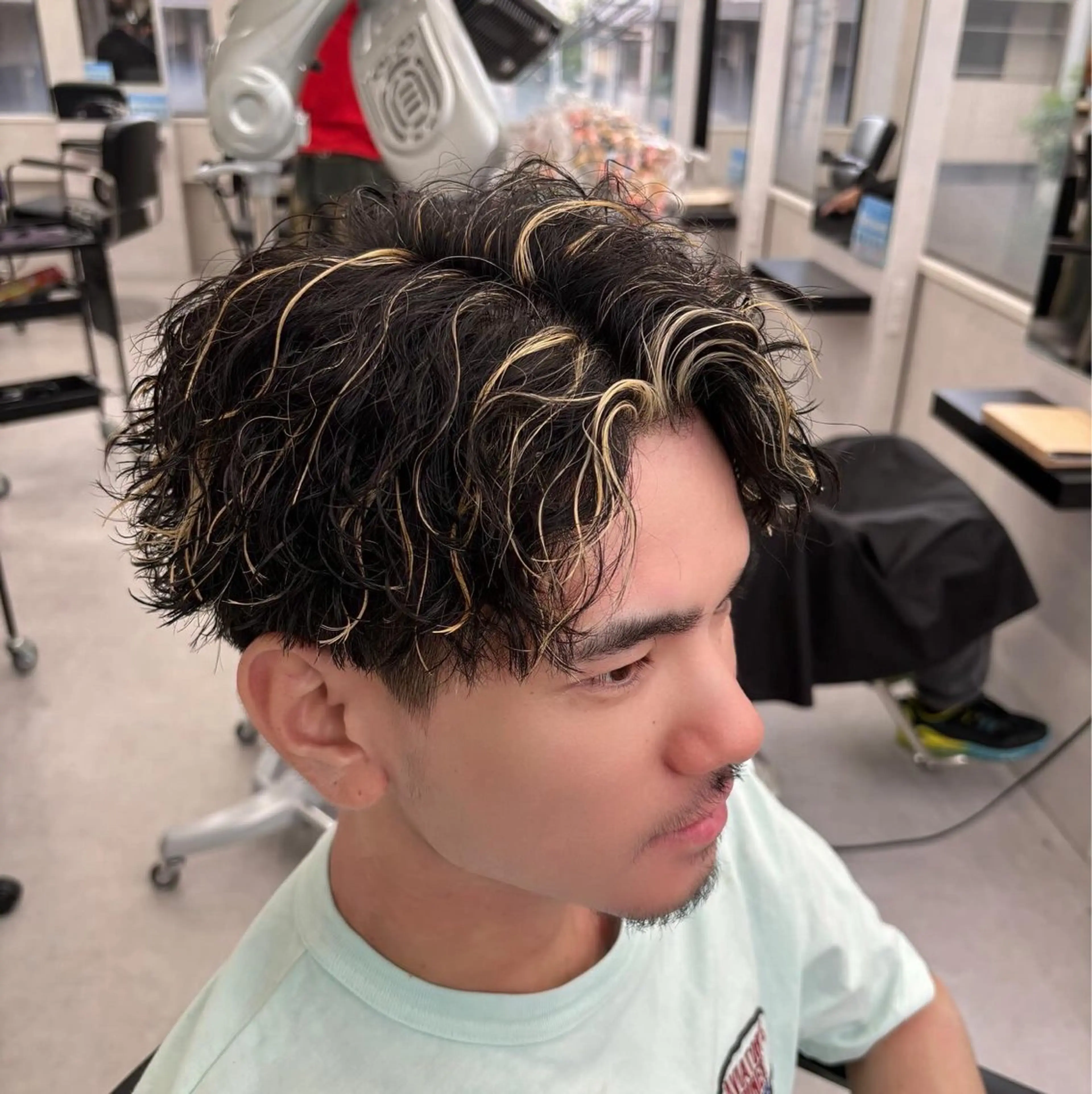 ショート カラー メンズ メンズハイライト メンズパーマ ハイライトカラー ハイライト 岩井 虎大郎のヘアスタイル