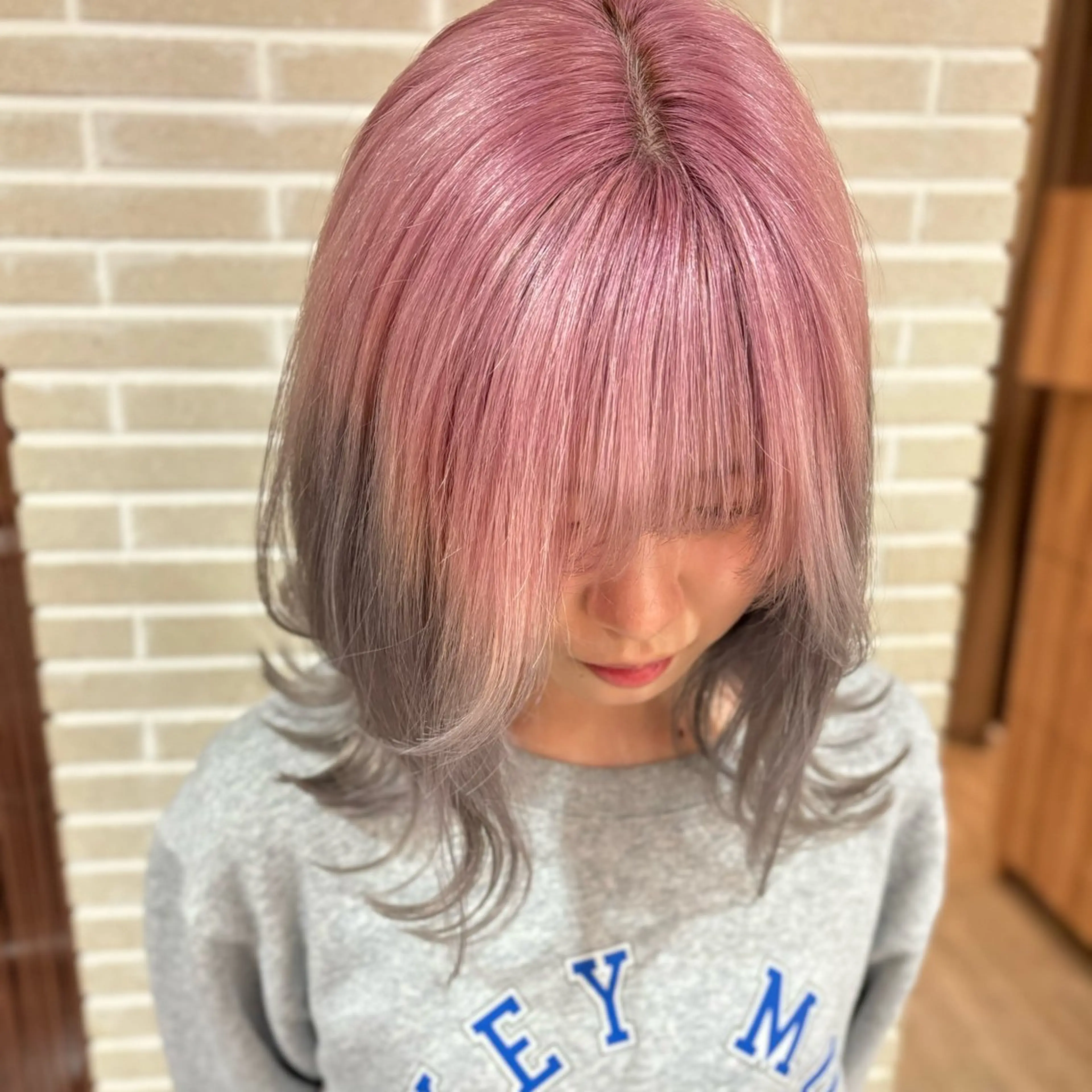 ミディアム カラー ブリーチ デザインカラー ピンクカラー ヘアカラー レイヤーカット⭐️ ブリーチ桑原 日花理のヘアスタイル
