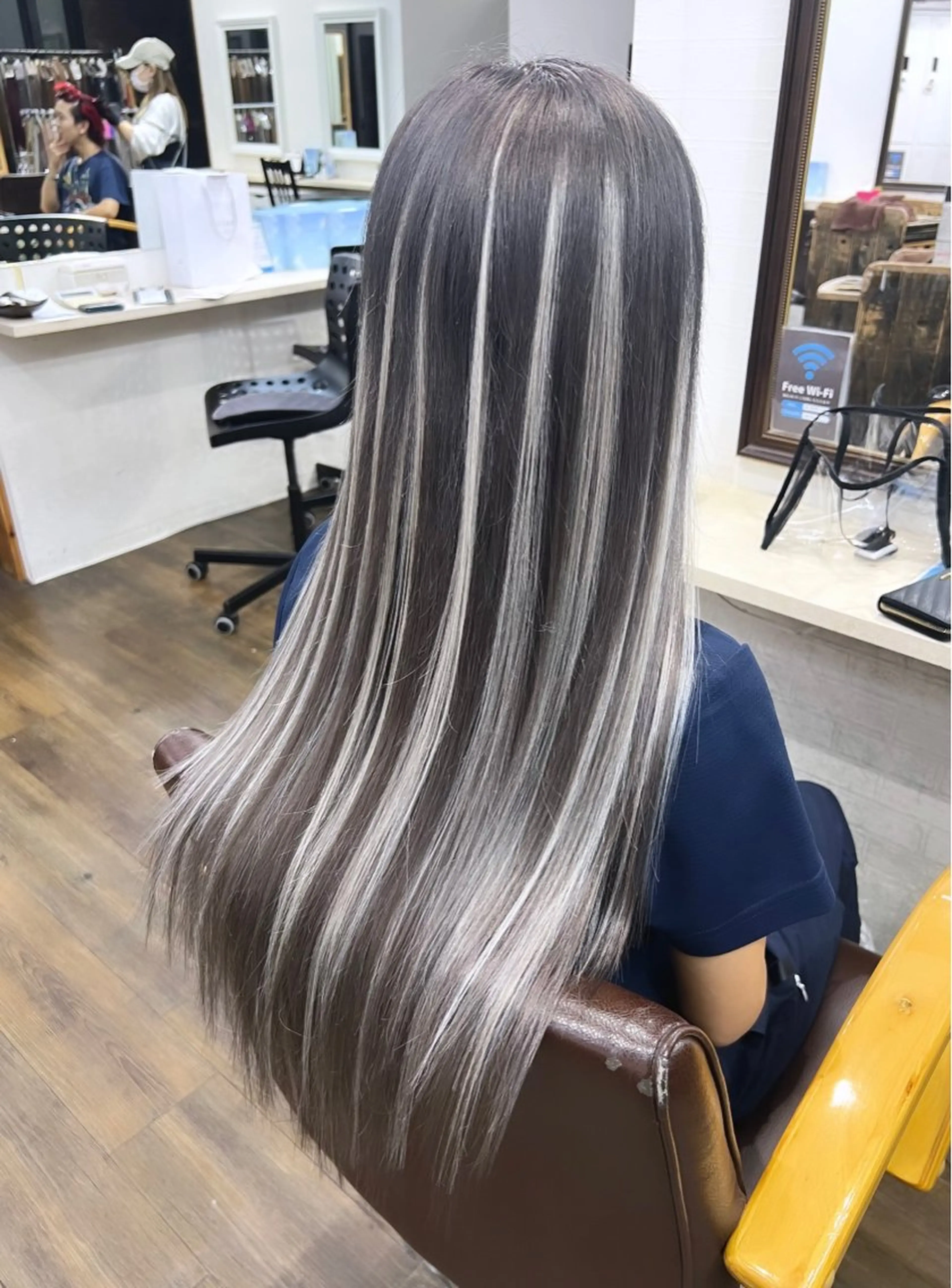 🌈最高級❕シールエクステ''80''枚🌈★毛量普通〜少なめ・ミディアムの方にオススメ【地毛の毛量調節は+2200円】の写真