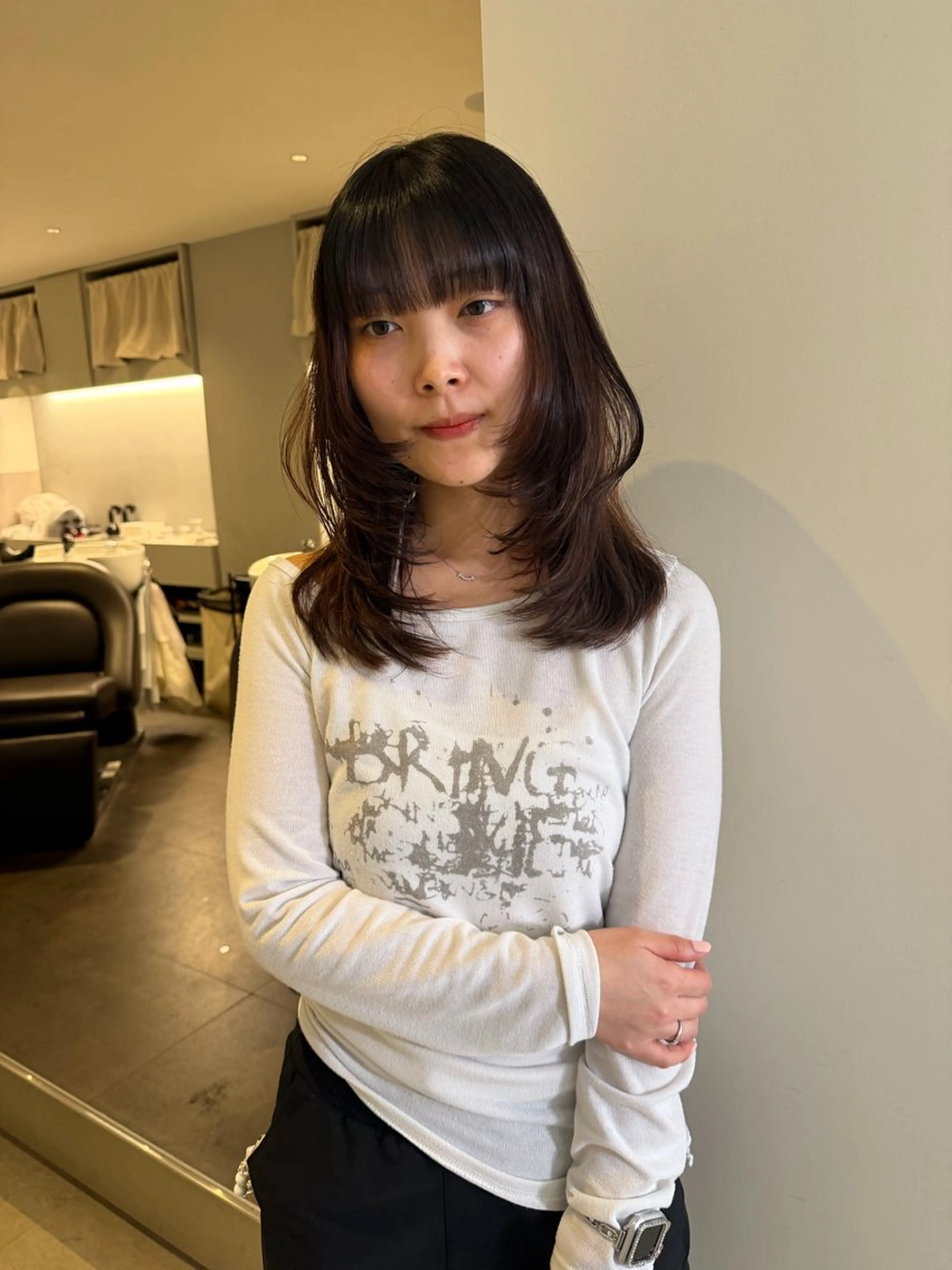 ミディアム カラー くびれヘア 顔まわりレイヤー ハッシュカット ハイレイヤー ヨシンモリ カット トリートメント MIU/ルーツカラー 顔まわりレイヤーのヘアスタイル