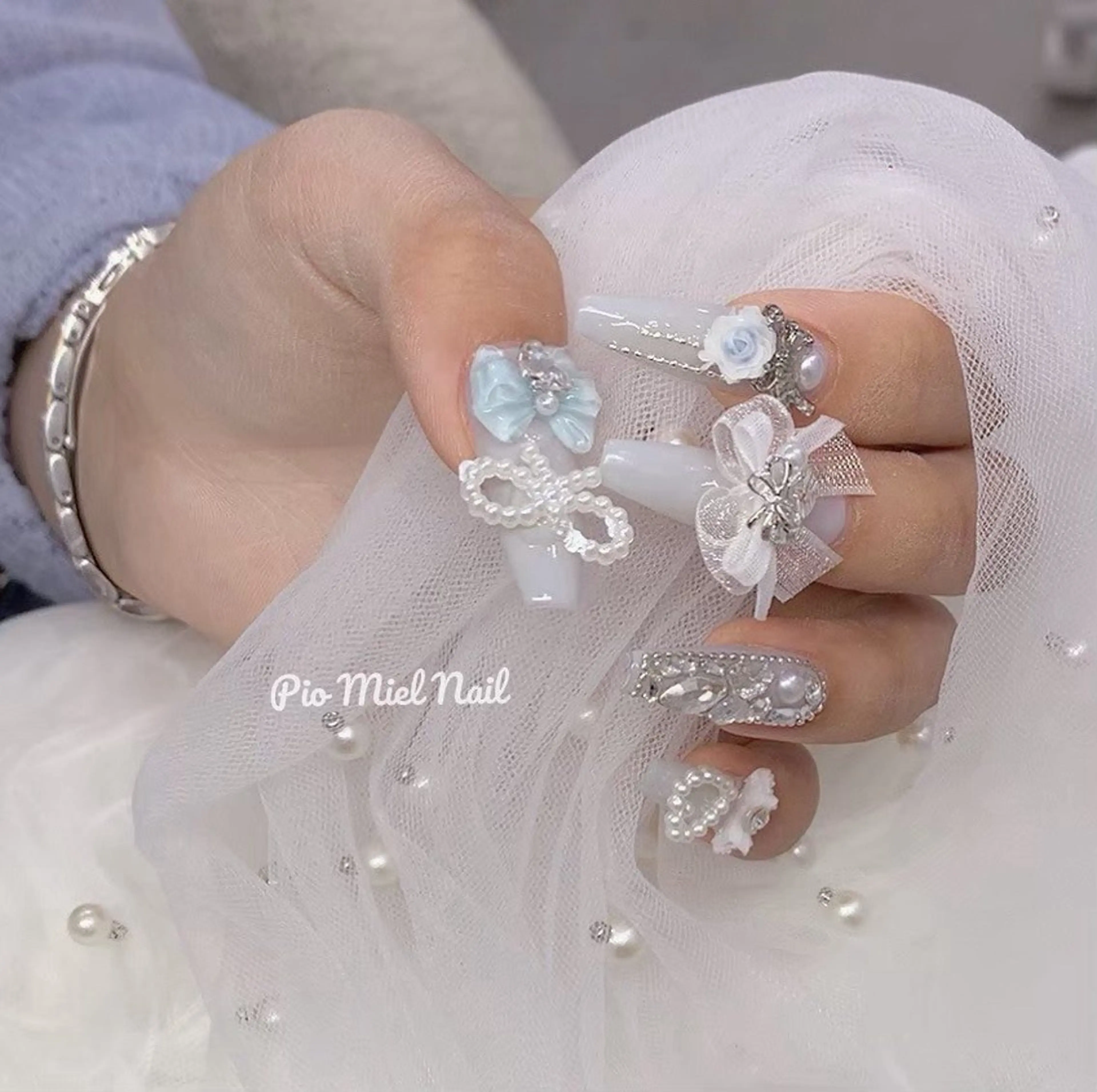 ネイル アートネイル ブルー フラワーネイル ジェルネイル キラキラネイル ハンドネイル momo 長さだしのネイルデザイン