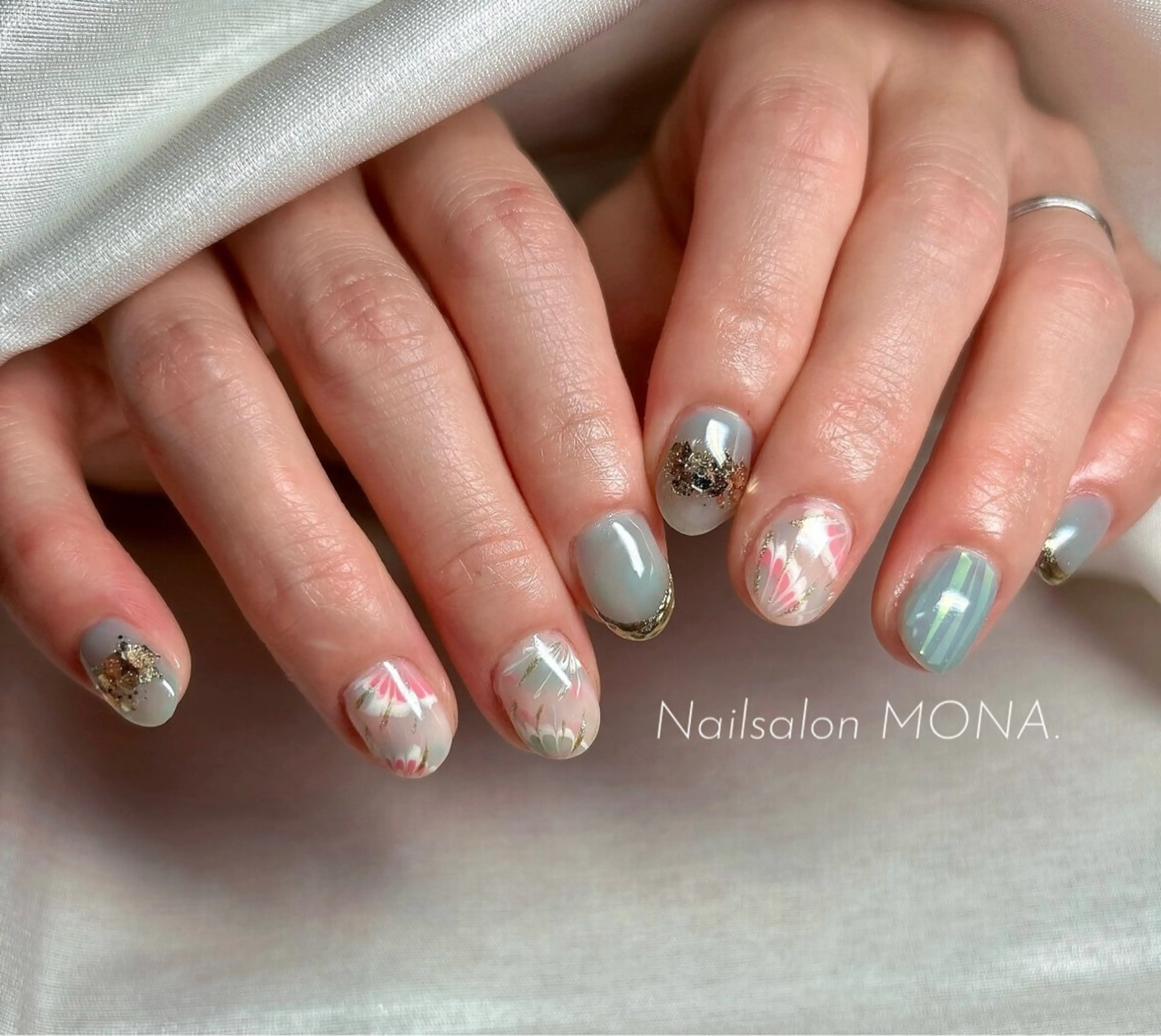 ネイル ブルー ニュアンスネイル ピーコックネイル ピンク ホワイト ハンドネイル Nailsalon MONA.のネイルデザイン