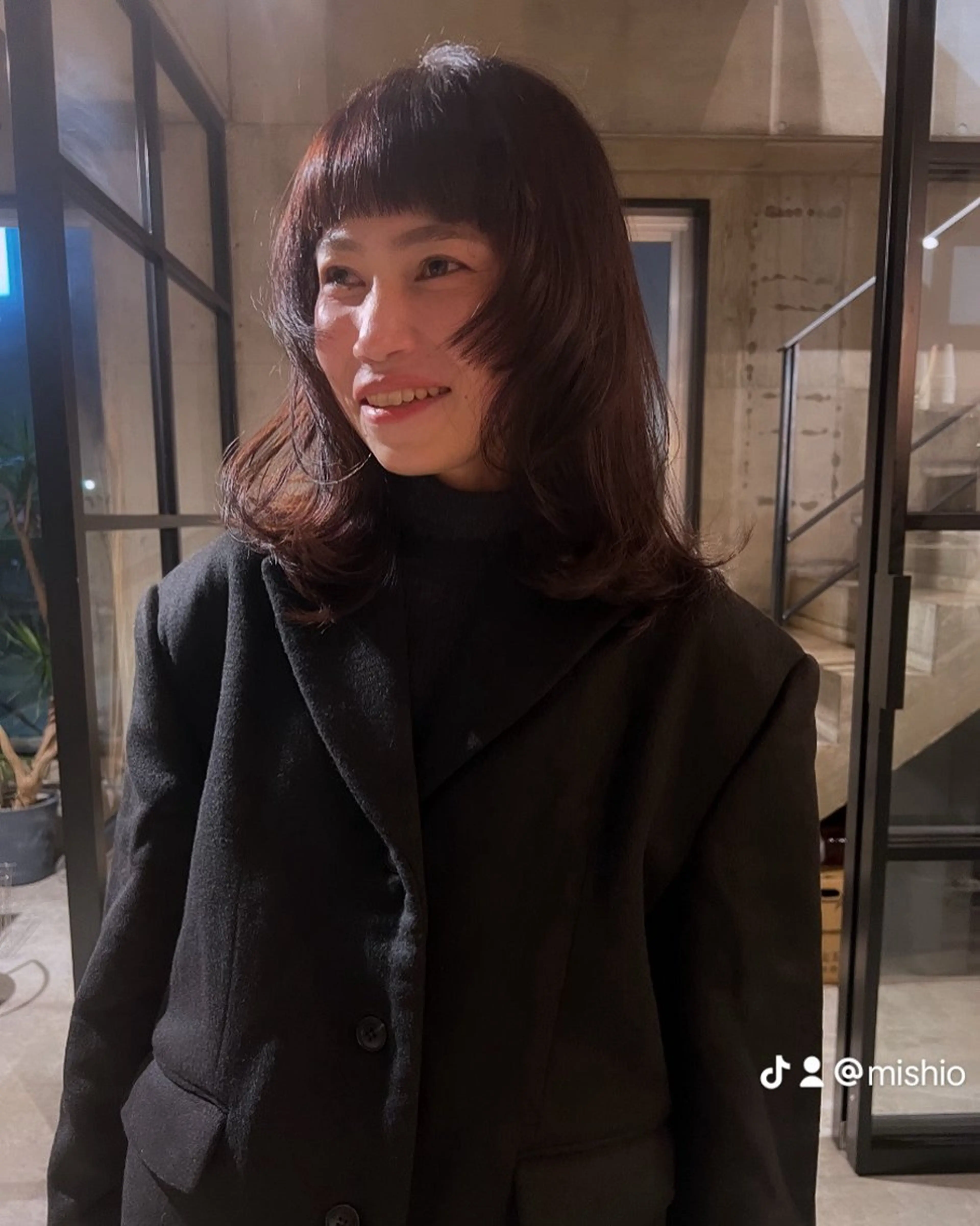 ミディアム 乕谷 美潮のヘアスタイル