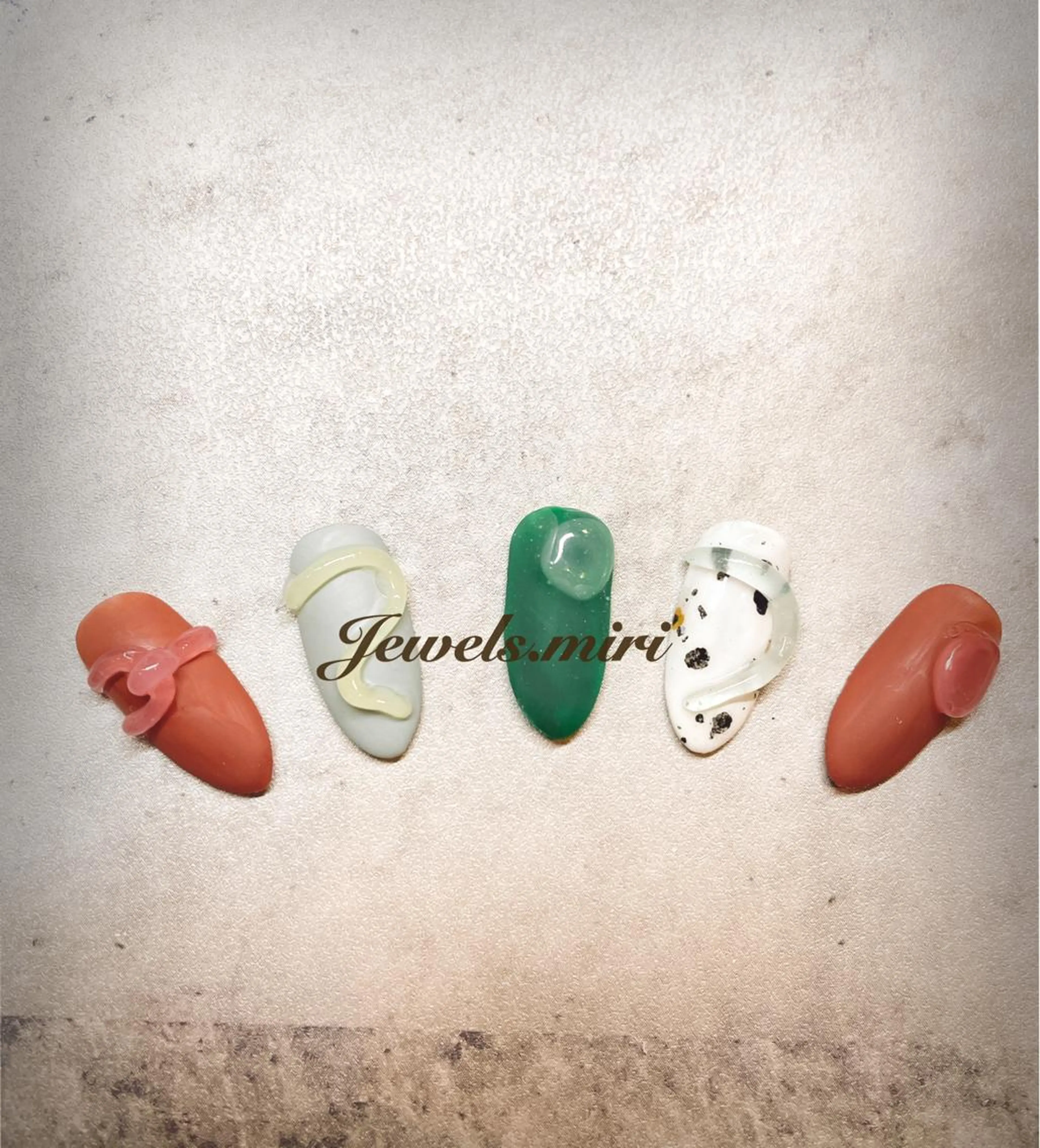 ネイル ジェルネイル グリーン マットネイル ぷっくりネイル 赤色 Jewels nail lily 白楽所属・ネイルサロン Jewels Mのネイルデザイン