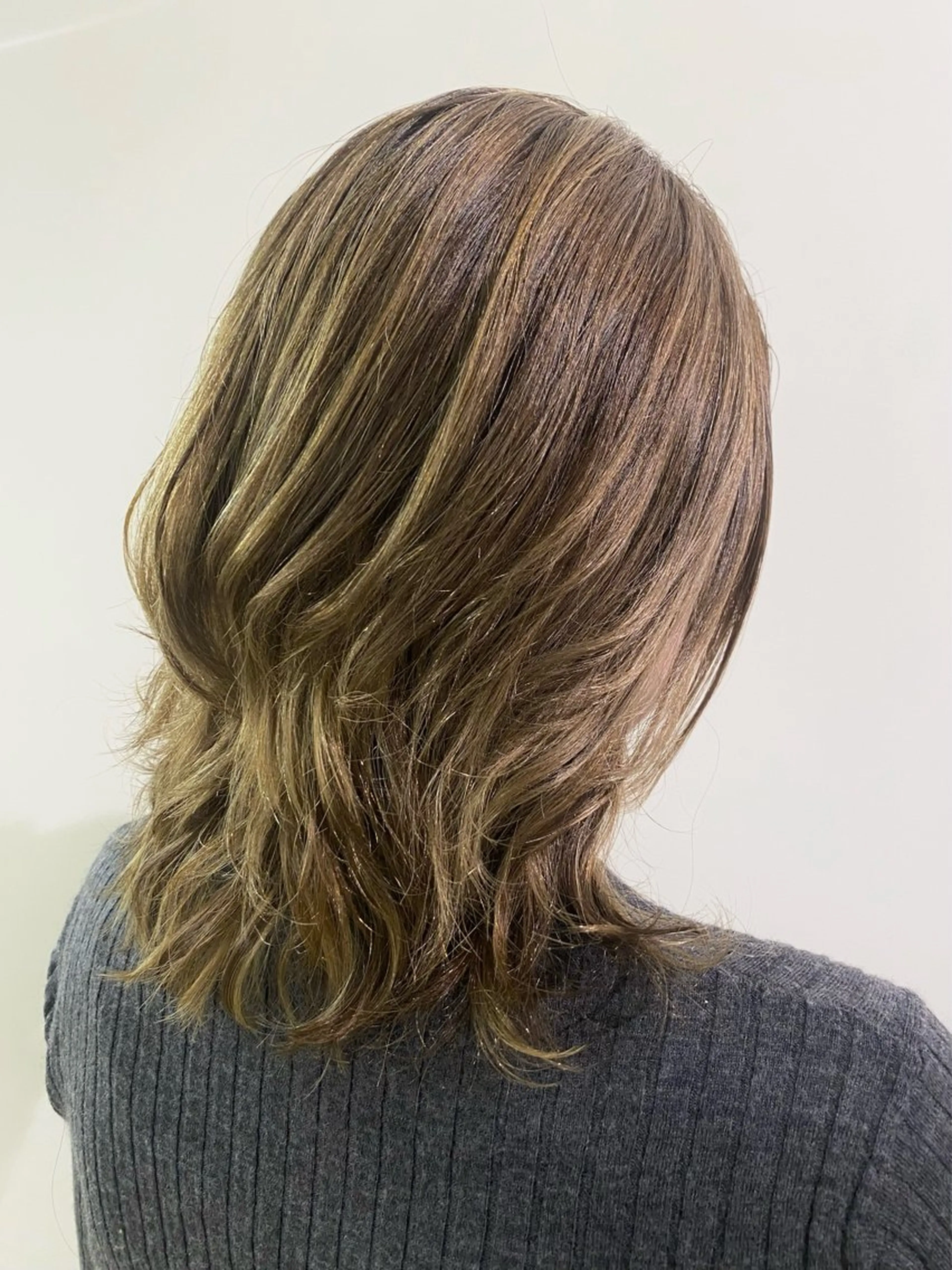 セミロング カラー 古川 琴美のヘアスタイル