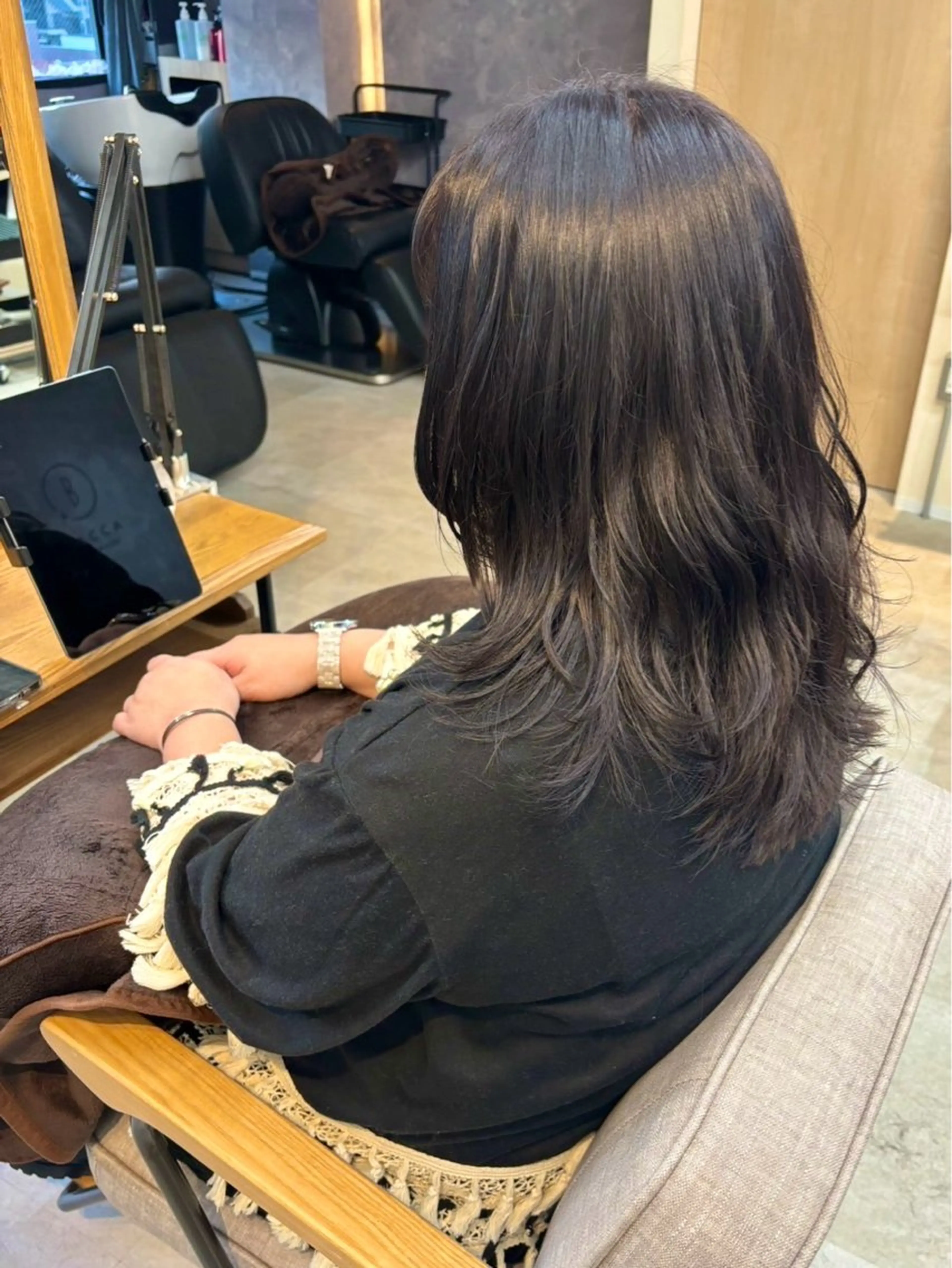 ロング カラー ロングレイヤー アッシュ アッシュグレー イルミナカラー 髪質改善 桜木町2分/くびれ /ボブ/ナチュラルのヘアスタイル