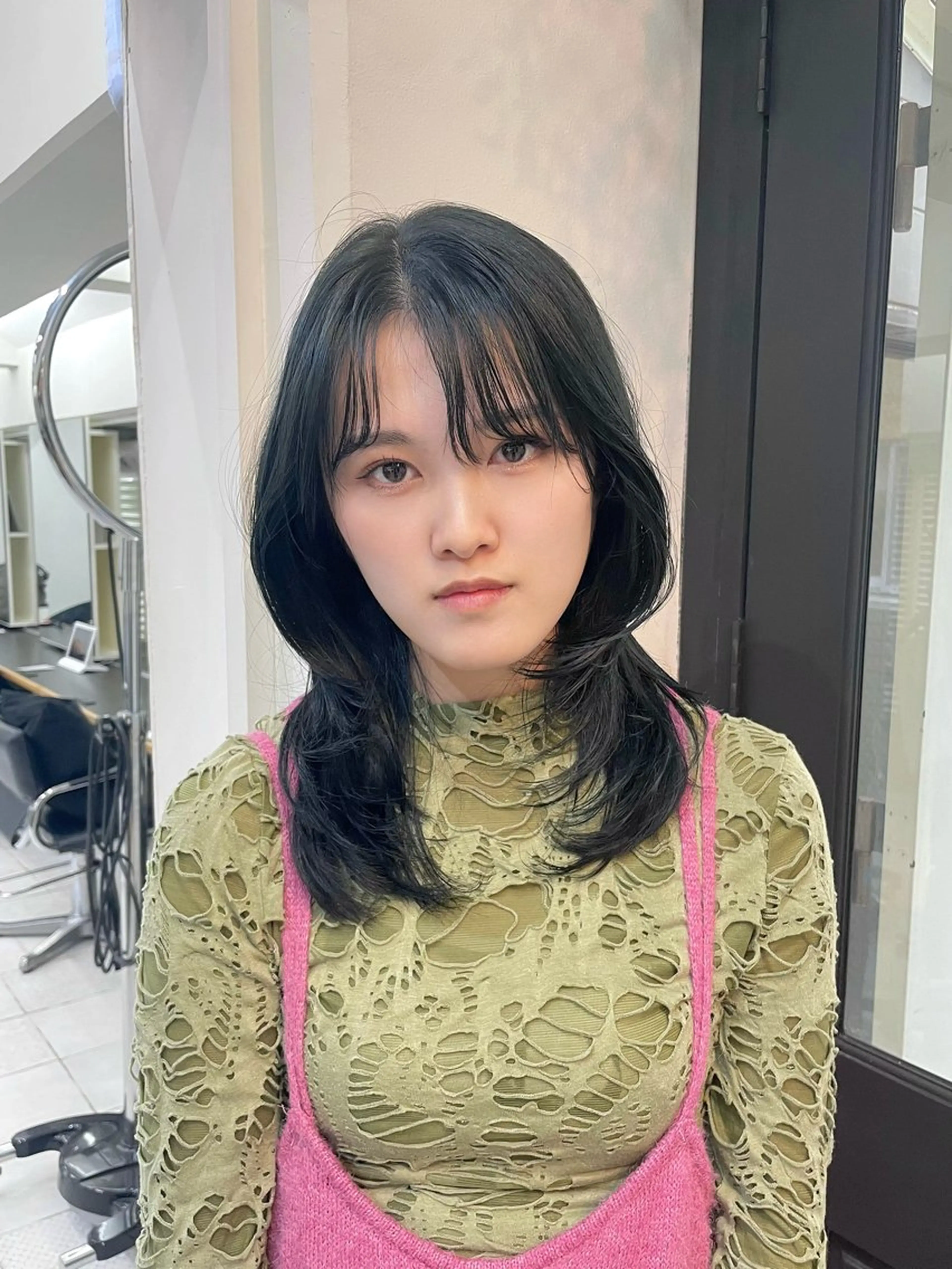 ミディアム カラー 黒髪 ブルーカラー ブルーブラック ハッシュカット カット ヘアカラー yu-kaハッシュ カット/韓国レイヤーのヘアスタイル