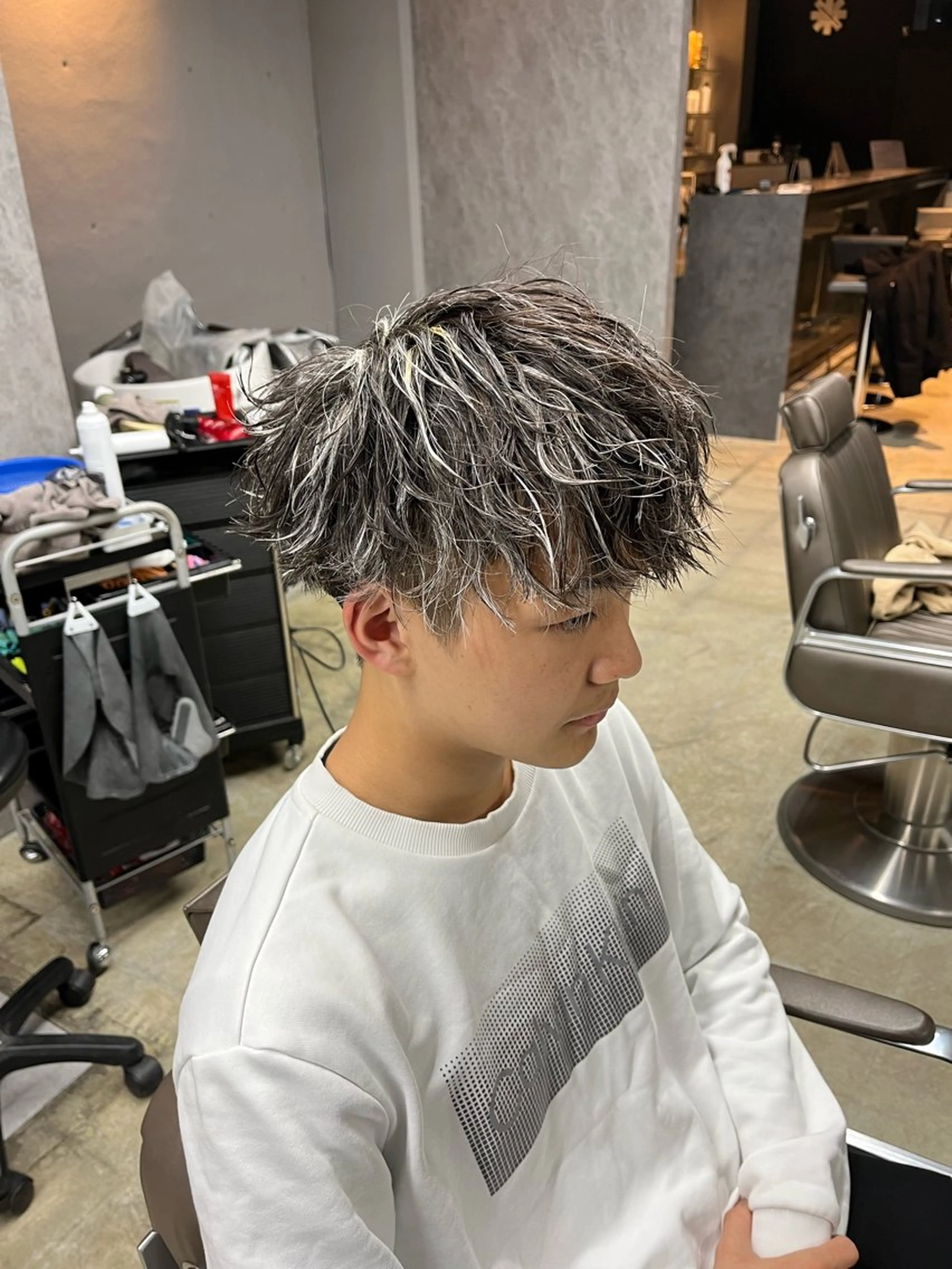 カラー メンズ メンズブリーチ メンズメッシュ ブリーチ メッシュ DAZZLE hair  H所属・牧野 倭のヘアスタイル